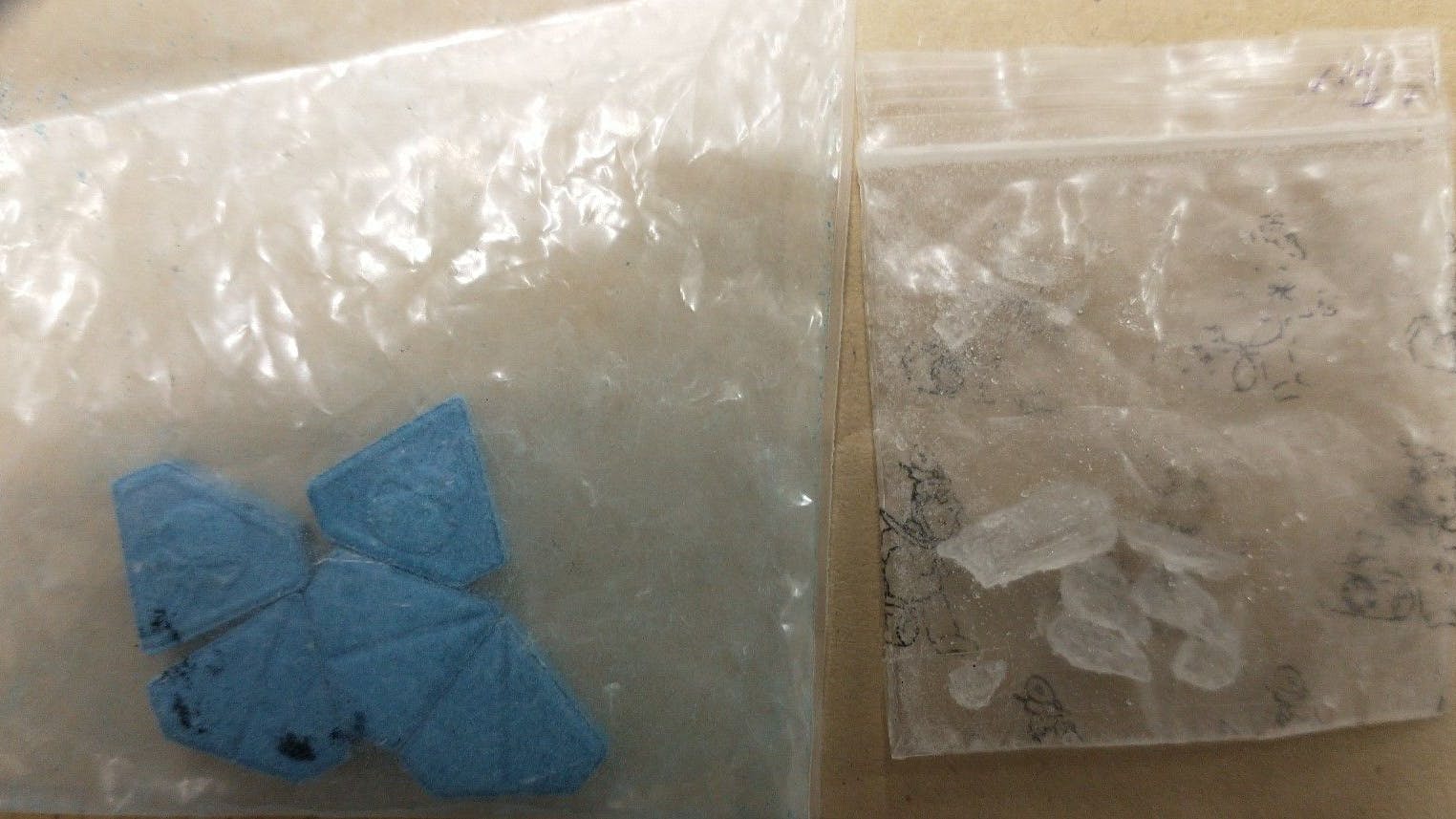 Oft kommen die Drogen auch über die Grenzen von Polen und Tschechien nach Deutschland. Anfang Juli wurden im Auto einer 39-Jährigen bei einer Polizeikontrolle in Pulsnitz (Landkreis Bautzen) mehrere „Blue Punisher“ zusammen mit Crystal beschlagnahmt.