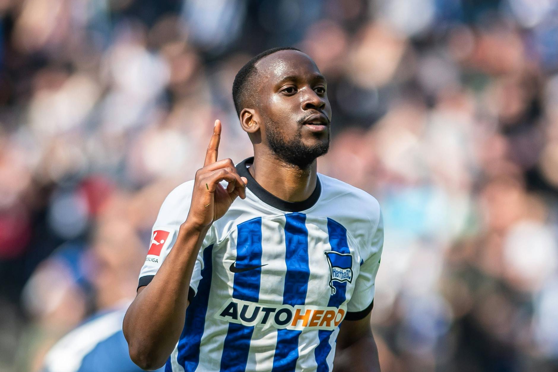 Flügelstürmer Dodi Lukebakio verlässt Hertha BSC nach vier Jahren. Nach langen Beratungen hat er sich für den Premier-League-Klub FC Burnley entschieden.
