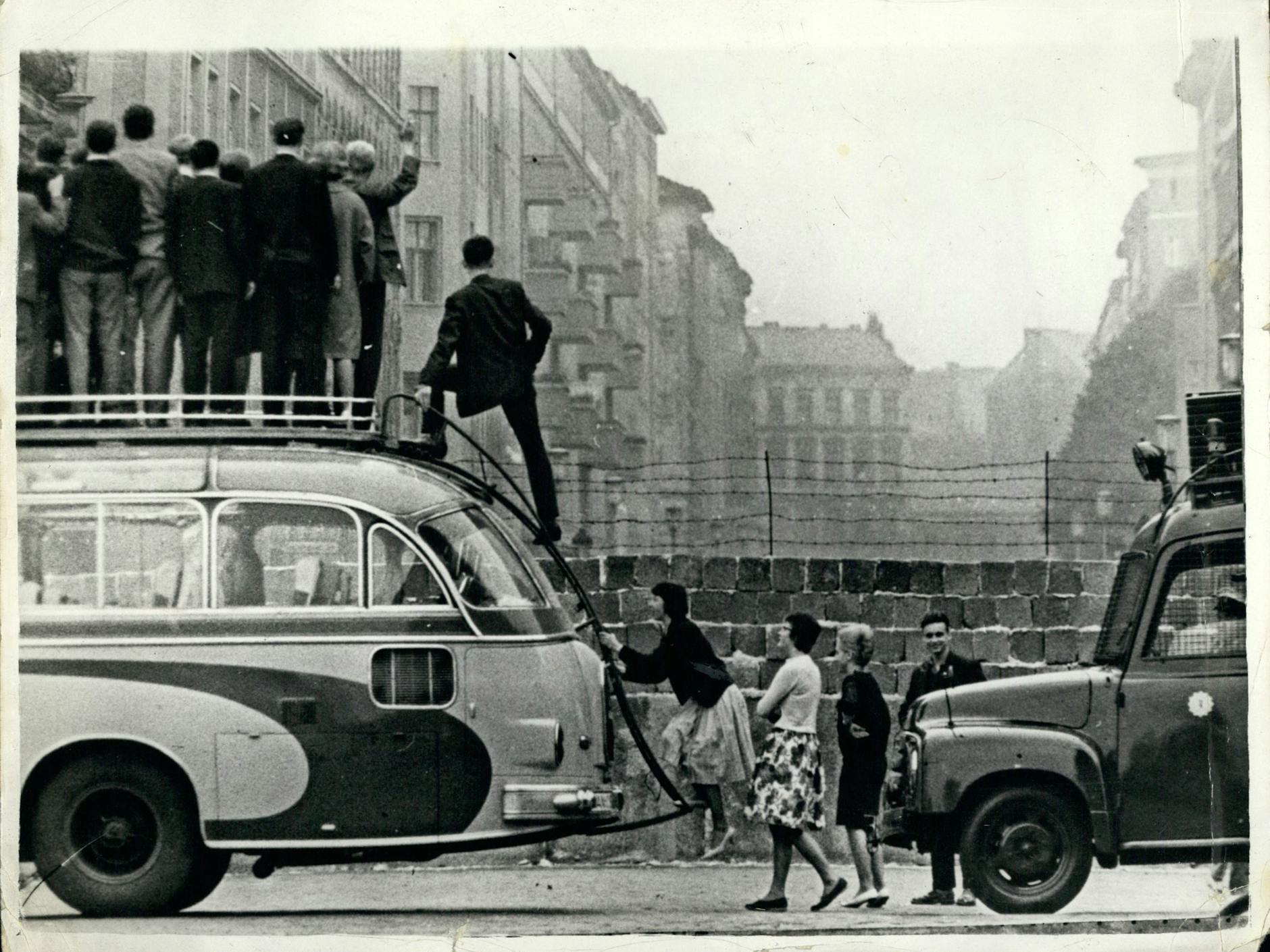 9. September 1961: Im Westen hatte man eine gute Sicht auf die Mauer, am besten bei einer organisierten Bustour.