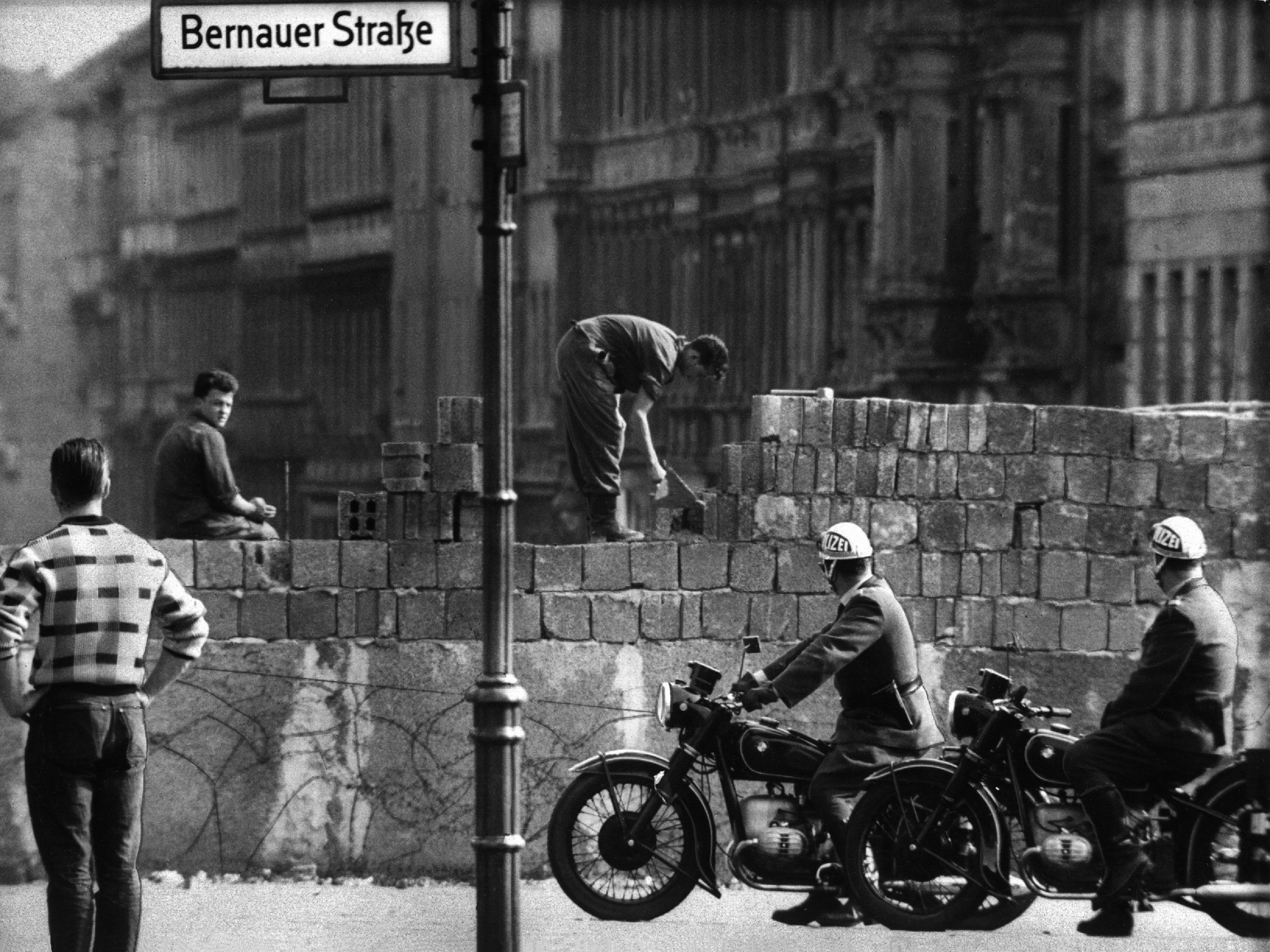 Arbeiter erhöhen die Sektorensperre an der Bernauer Straße in Berlin im August 1961.