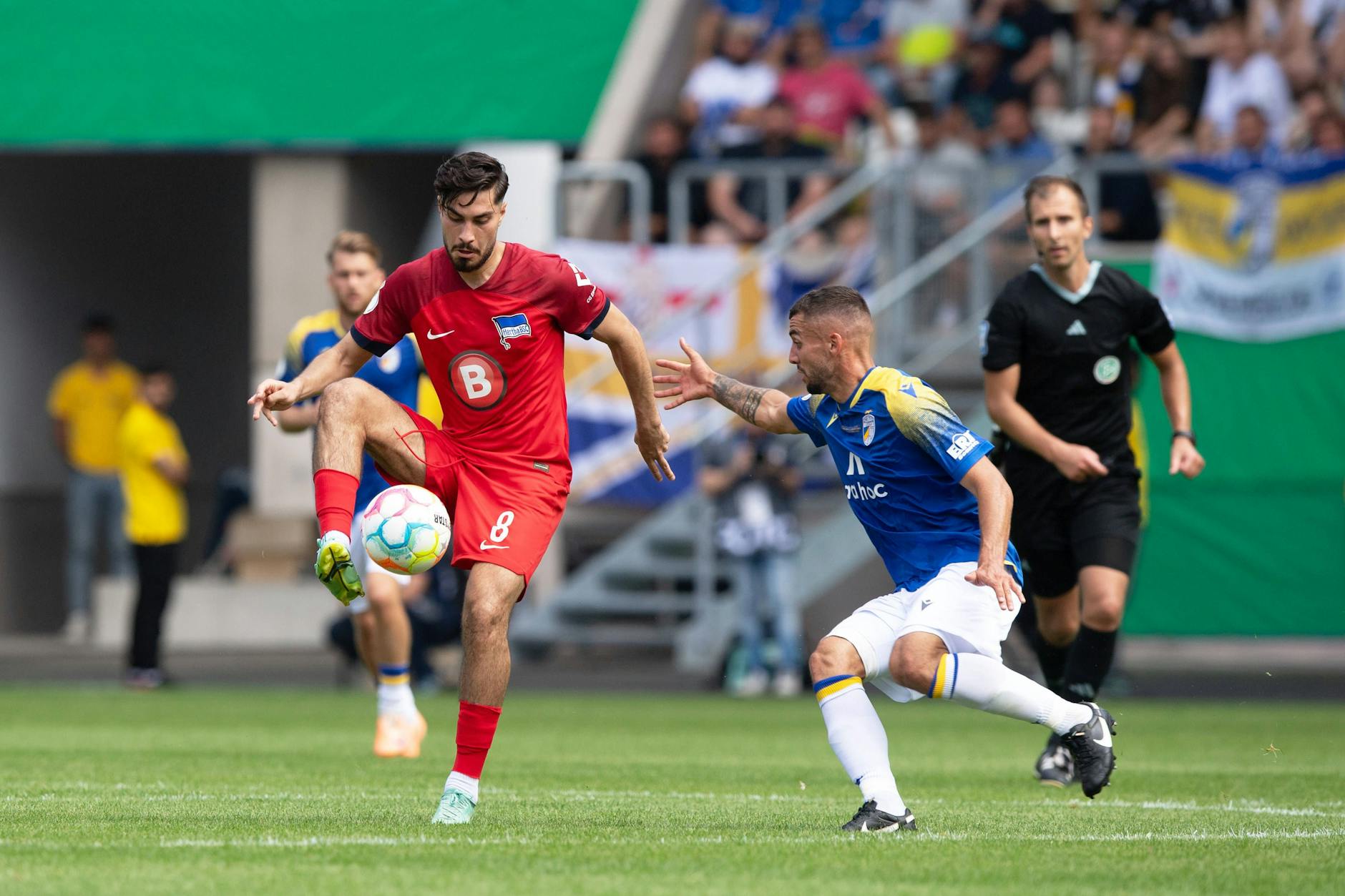 Herthas Suat Serdar (l.) machte sein erstes Pflichtspiel der Saison. Hertha BSC siegte ziemlich souverän im Pokal in Jena.