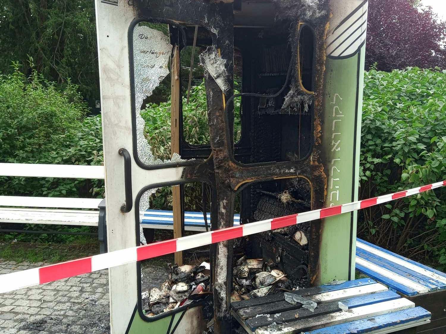 Die ausgebrannte Bücherbox am Mahnmal „Gleis 17“ im Berliner Grunewald.