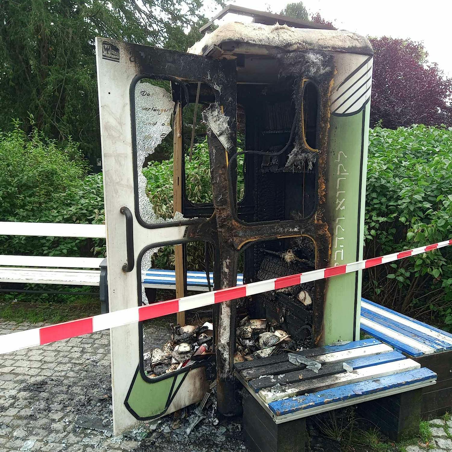 Holocaust-Mahnmal „Gleis 17“: Entsetzen nach Brandstiftung an Bücherbox
