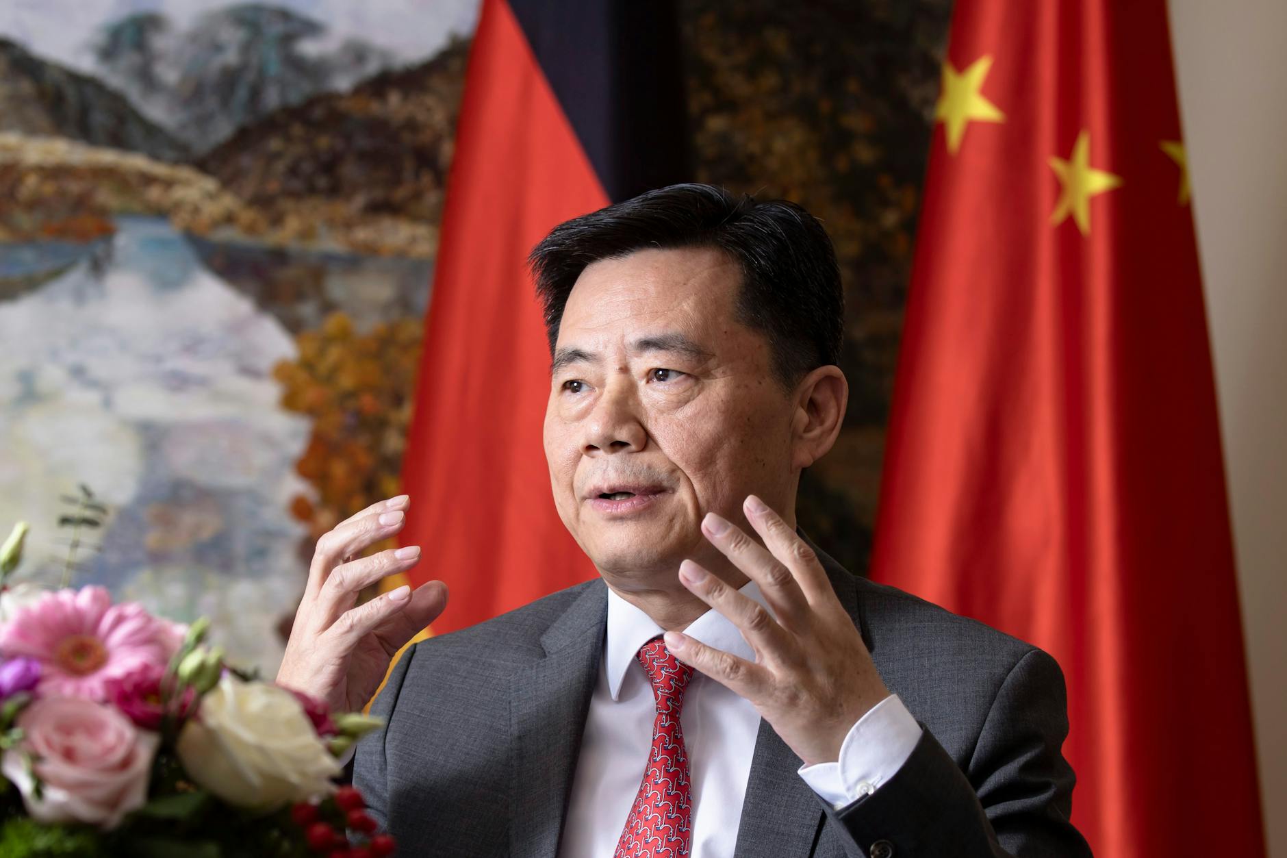 Der chinesische Botschafter Ken Wu im Interview in der chinesischen Botschaft in Berlin am 7. August 2023.