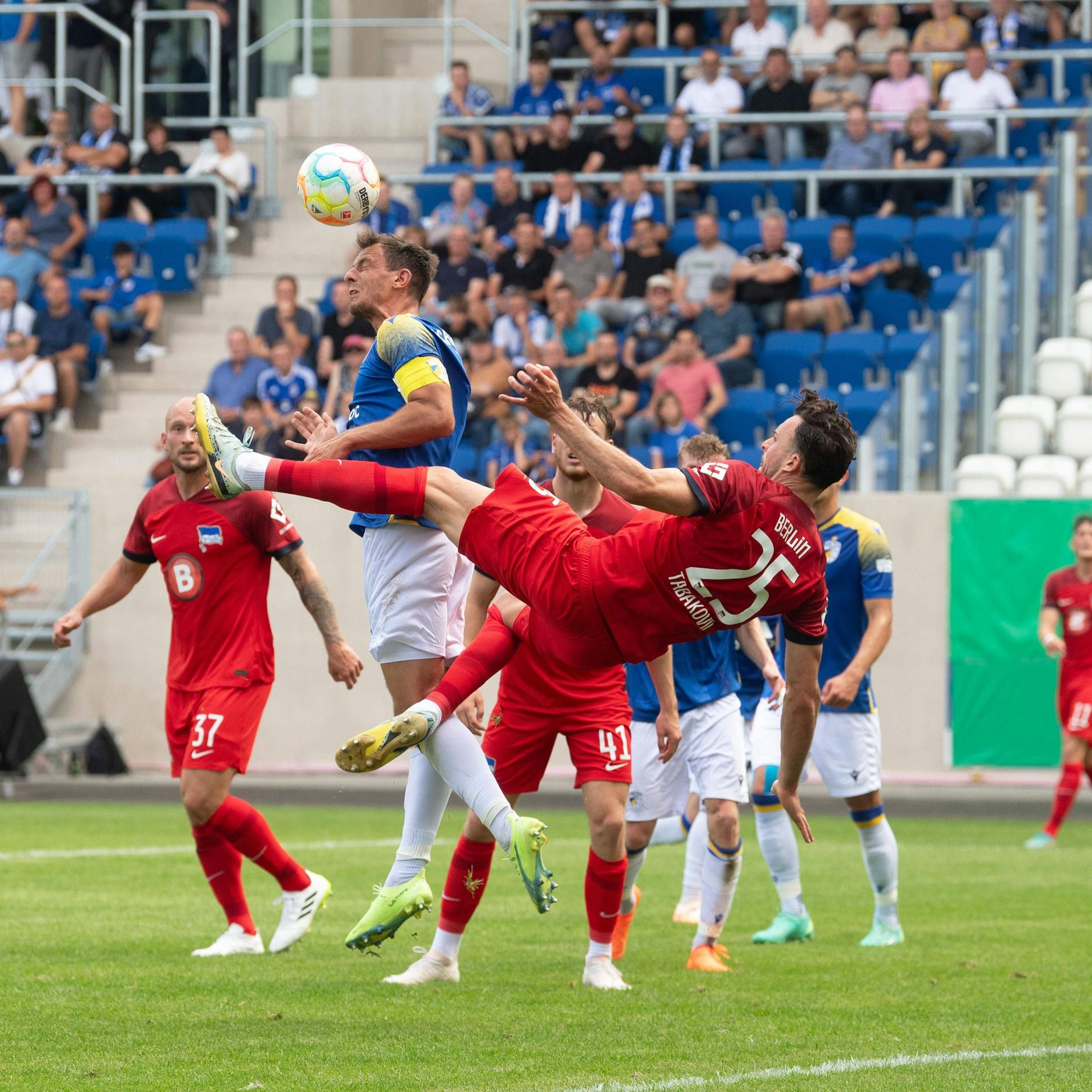 Herthas neuer Stürmer Haris Tabakovic traf per Fallrückzieher zum 2:0 in Jena. Wunderschönes Tor!