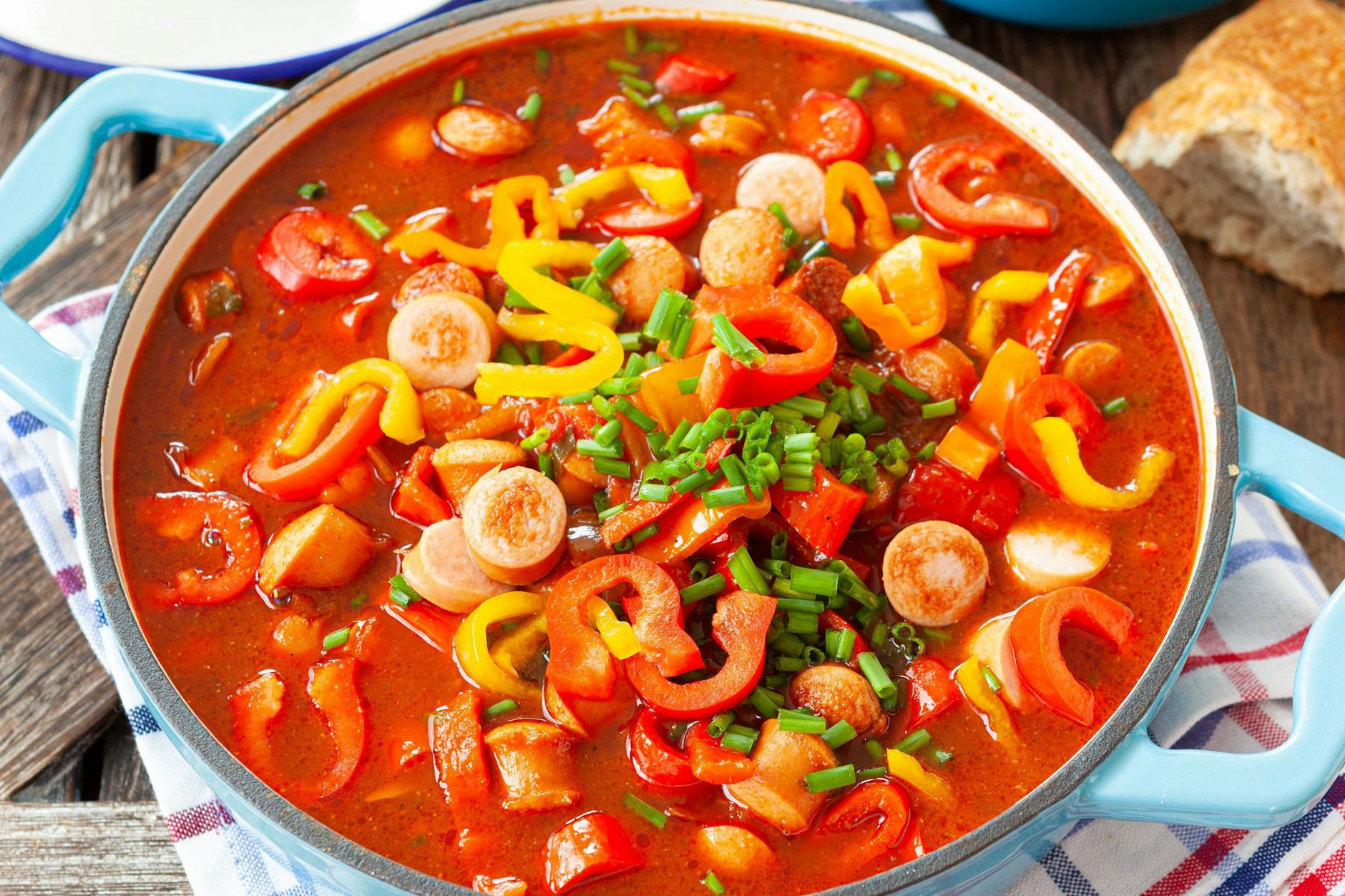 Dieses leckere Rezept für Wurstgulasch ist einfach genial – und dank viel Gemüse ein echter Wohlfühl-Eintopf!