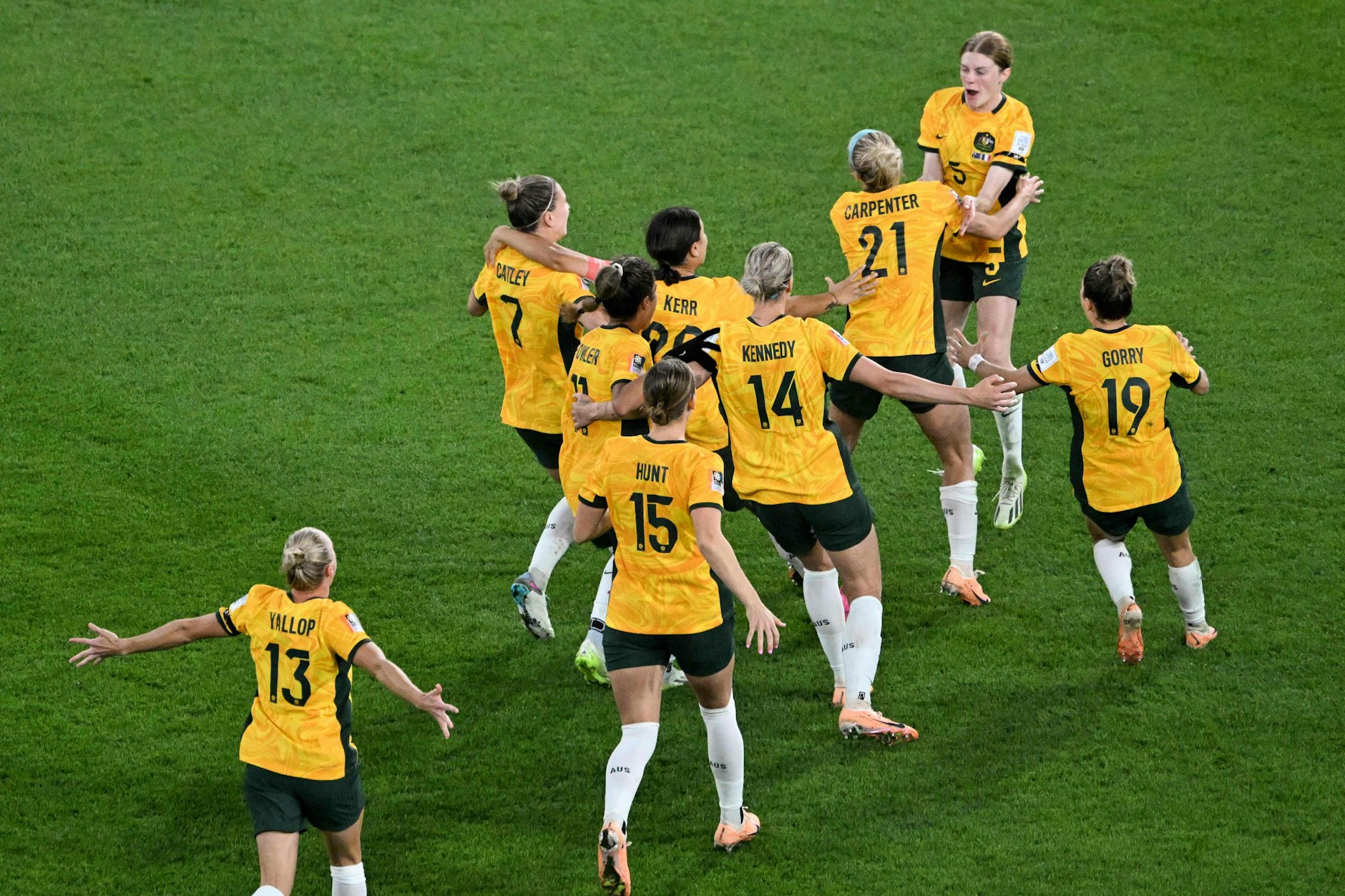 Die australischen Spielerinnen jubeln nach dem gewonnenen Elfmeterschießen gegen Frankreich über den Einzug in das WM-Halbfinale im eigenen Land.