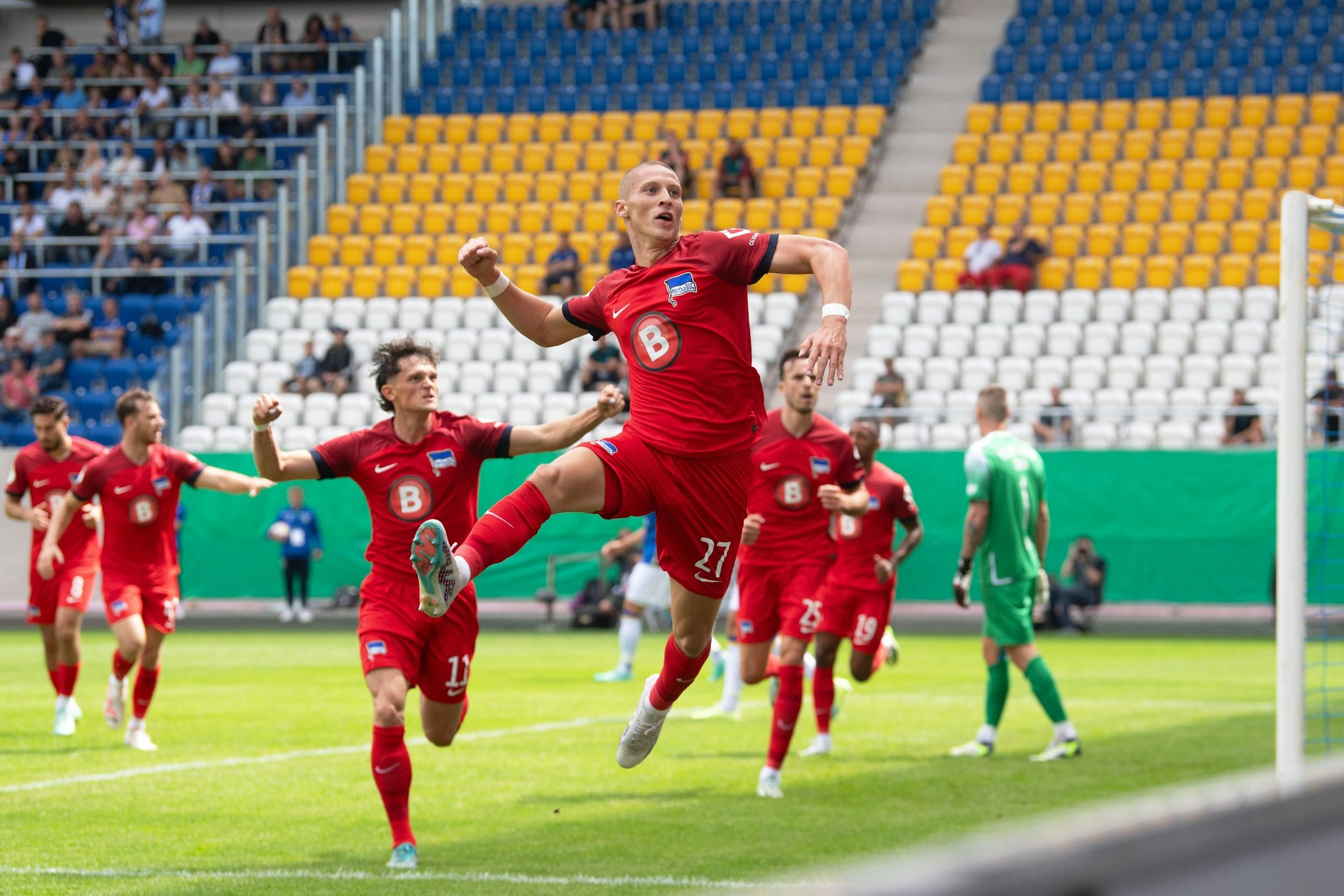 So fühlt sich ein Sieg an! Palko Dardai hebt nach seinem ersten Tor für Hertha BSC beim 5:0 in Jena ab und jubelt mit der Siegerfaust.