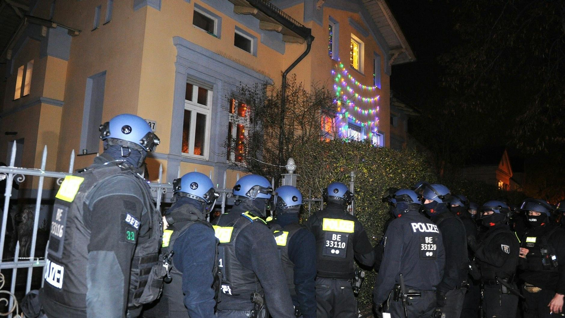 Immer wieder kommt es zu Polizei-Razzien in der Villa des Remmo-Clans in Alt-Buckow.