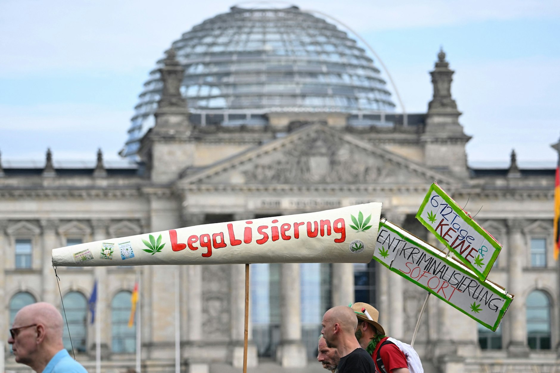 Die jährliche Hanfparade führte nach einer Auftaktkundgebung am Alexanderplatz durch die Innenstadt ins Regierungsviertel. Am Abend gab es eine Abschlusskundgebung, wieder am Alexanderplatz.