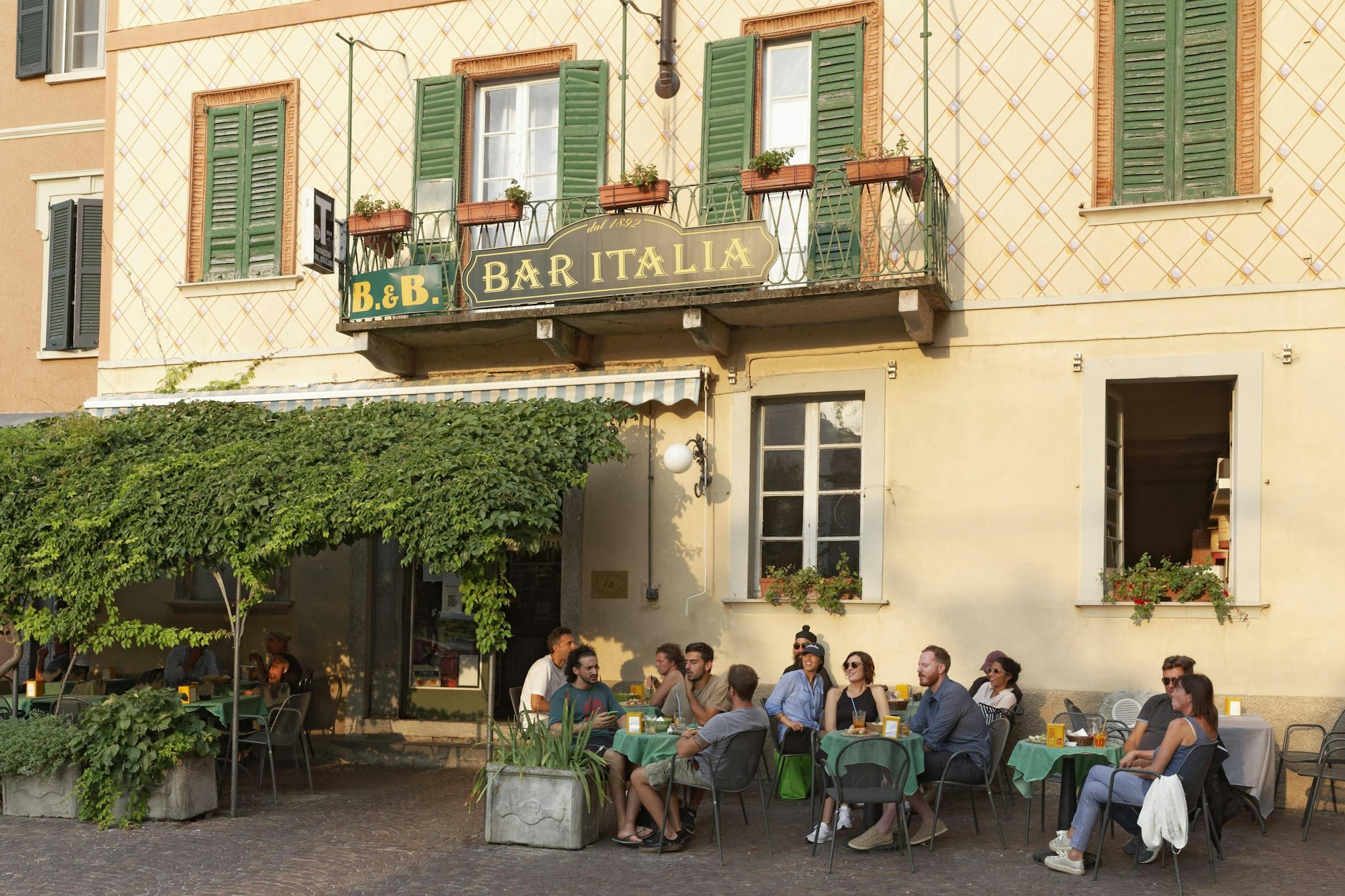 Ein Restaurant am Comer See: Geht es hier so friedlich zu, wie's aussieht?
