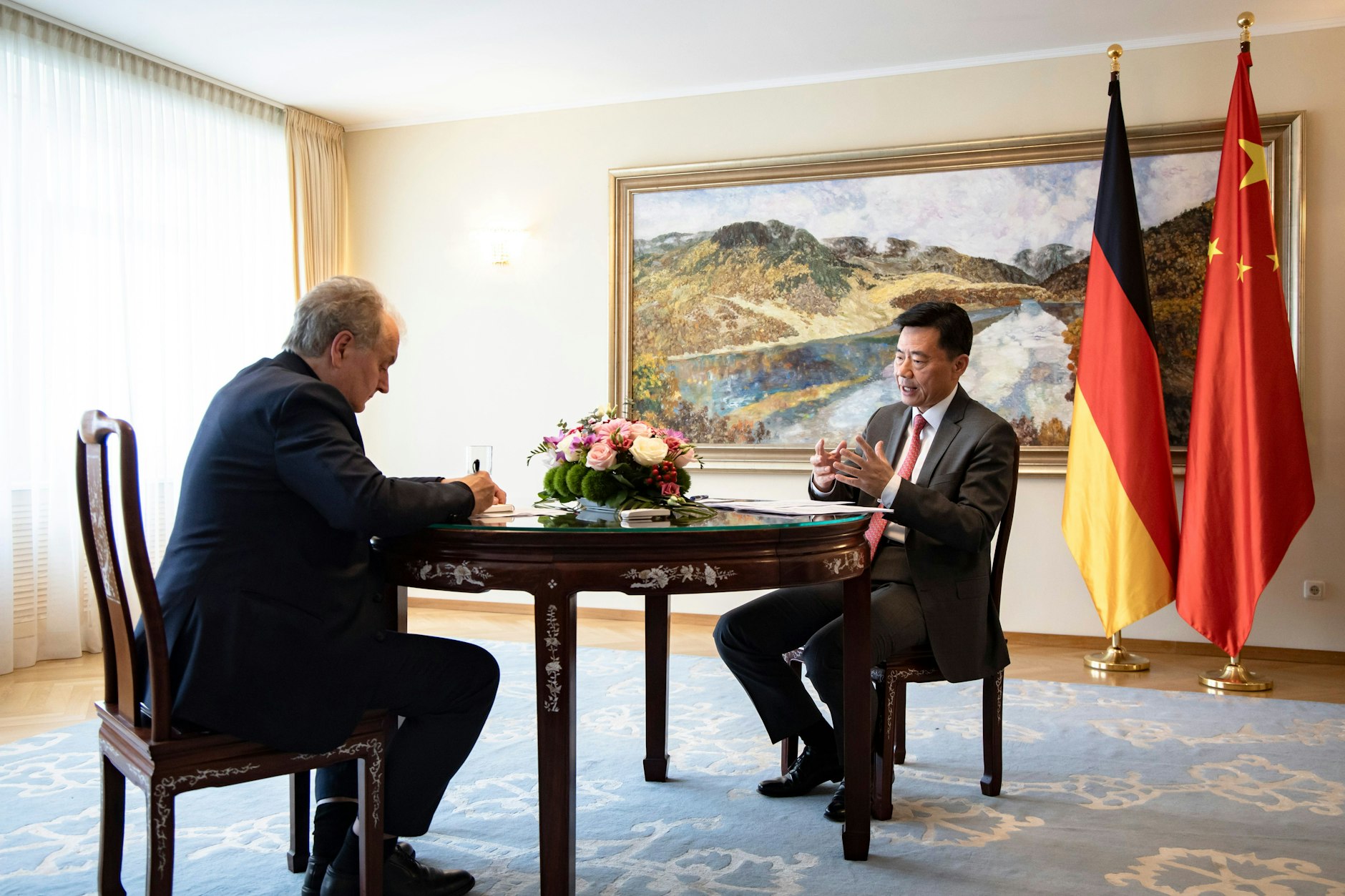 Der chinesische Botschafter Ken Wu (r.) mit Michael Maier (l.) beim Interview in der chinesischen Botschaft in Berlin am 7. August 2023.