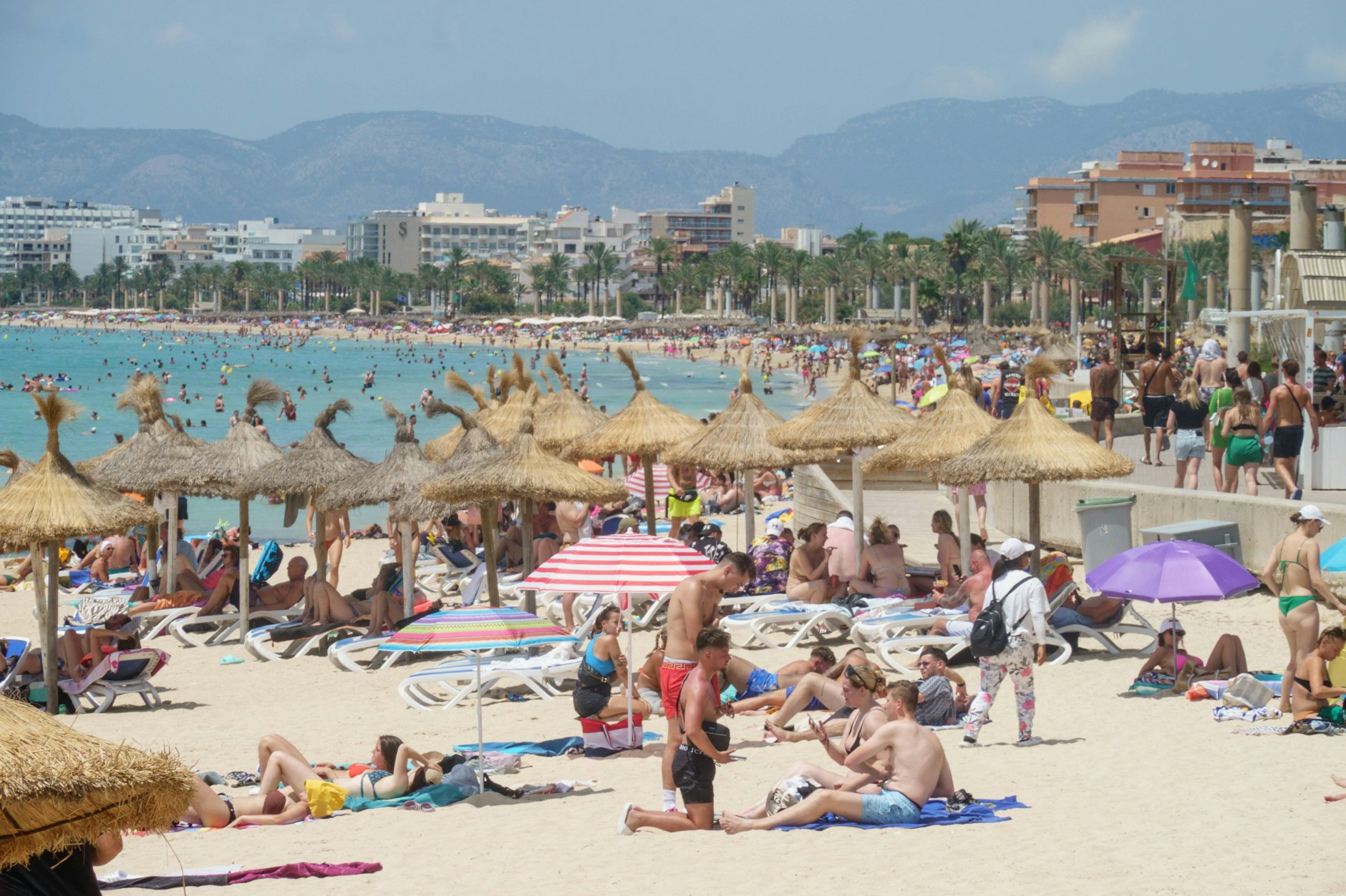 Sommer 2023: Die Strände auf Mallorca, hier in der Bucht von Palma, sind wieder mal gut gefüllt.