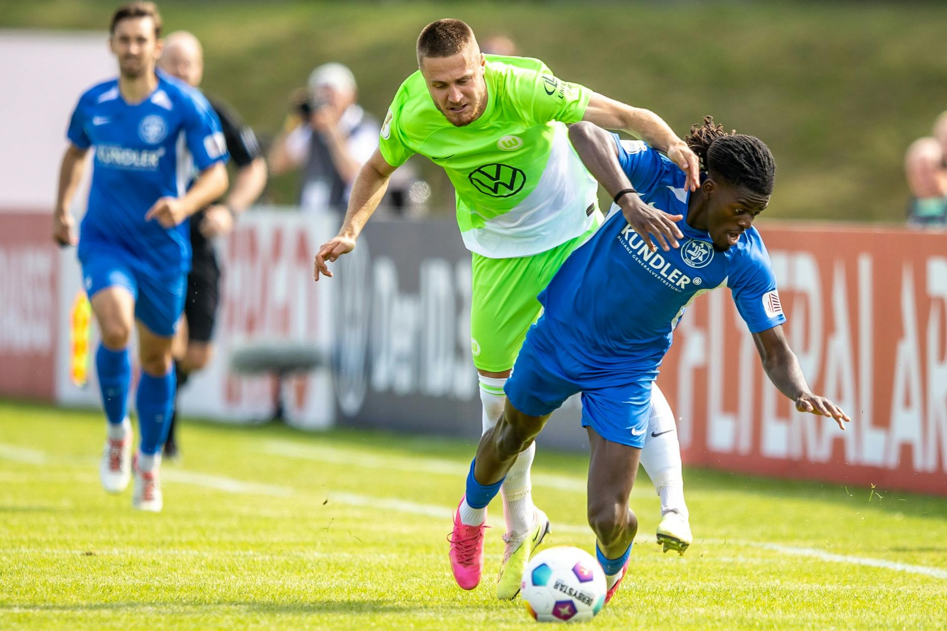 Wolfsburgs Mattias Svanberg (l.) weiß sich gegen Brian Petnga nicht anders als mit einem Foul zu helfen.