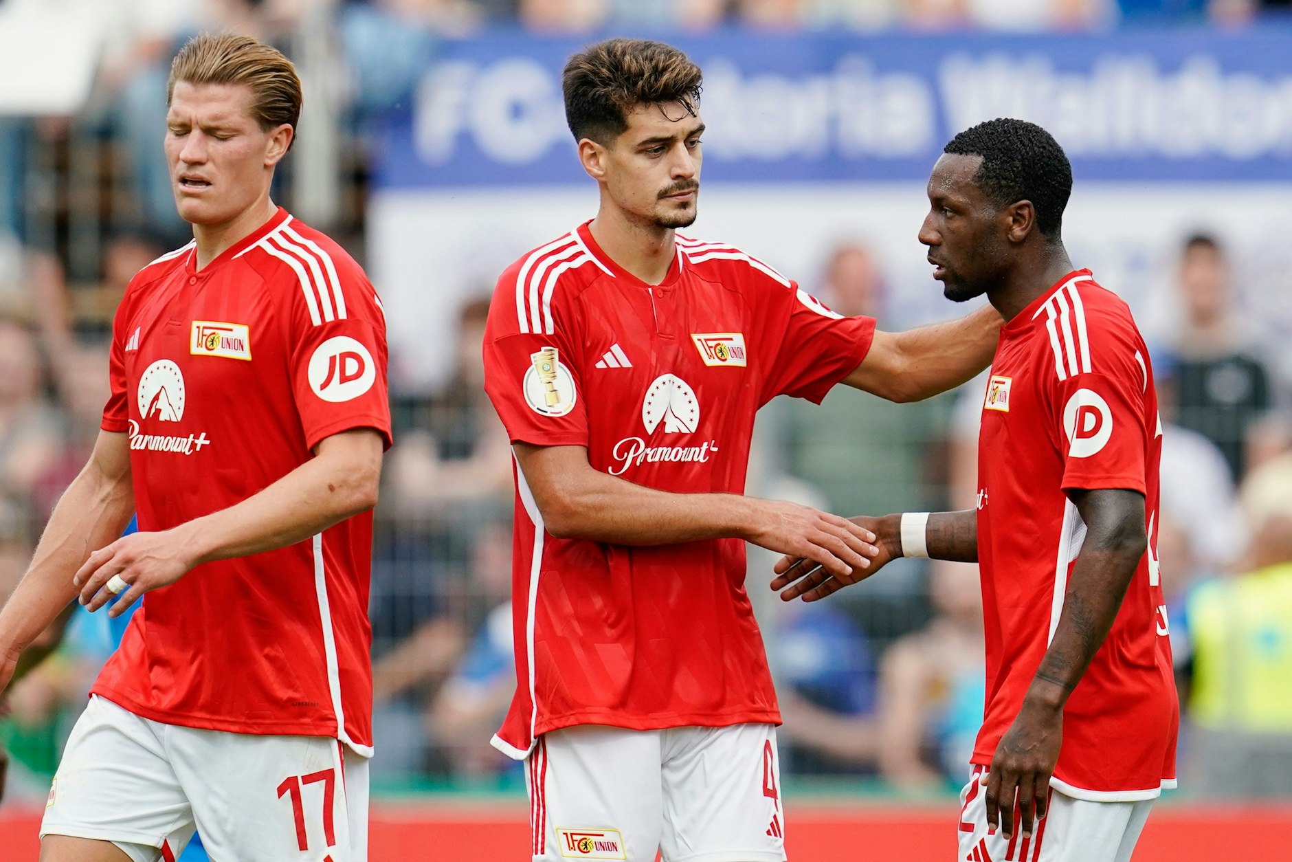 Der 1. FC Union Berlin (v.l.n.r. Kevin Behrens, Diogo Leite und Sheraldo Becker) ist locker in die 2. Runde des DFB-Pokals eingezogen.