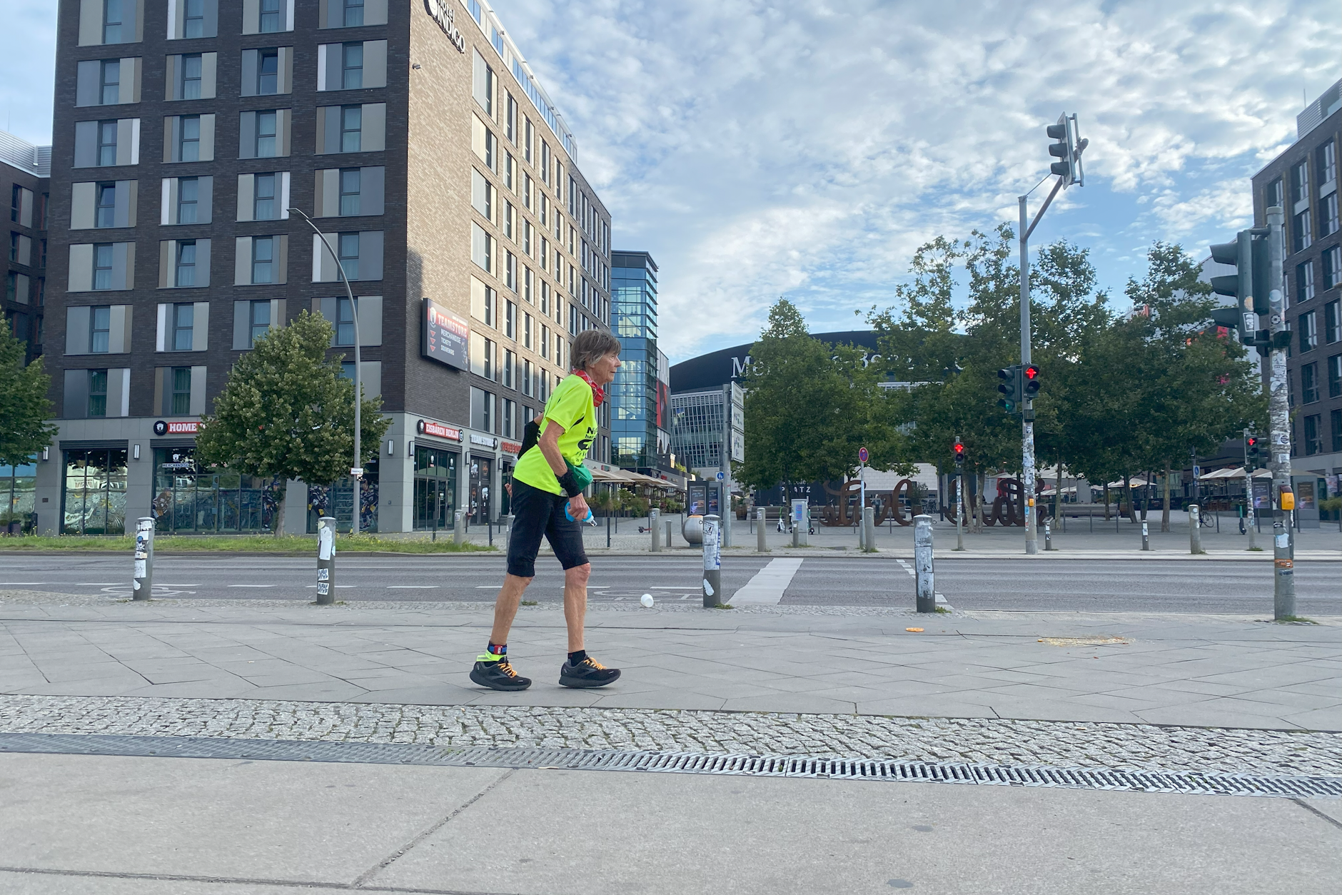Sigrid Eichner läuft allein beim Mauerweglauf, der Abstand zu anderen Läufern ist groß.