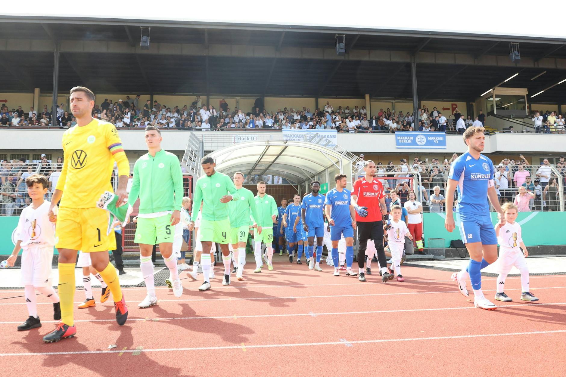 Historischer Moment: die Mannschaft von Makkabi Berlin (in den blauen Trikots) beim Einlauf ins Mommsenstadion. Der Gegner ist das Team des Bundesligisten VfL Wolfsburg.