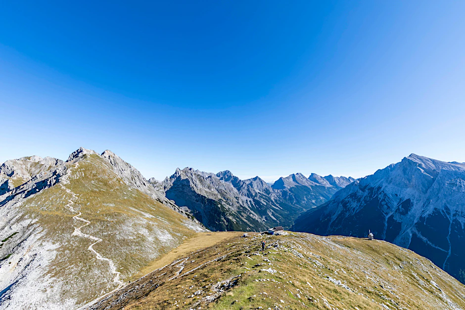 Auf dem Mittenwalder Höhenweg wird ein Bergführer zusammengeschlagen, nachdem er einer Frau in Not geholfen hatte.