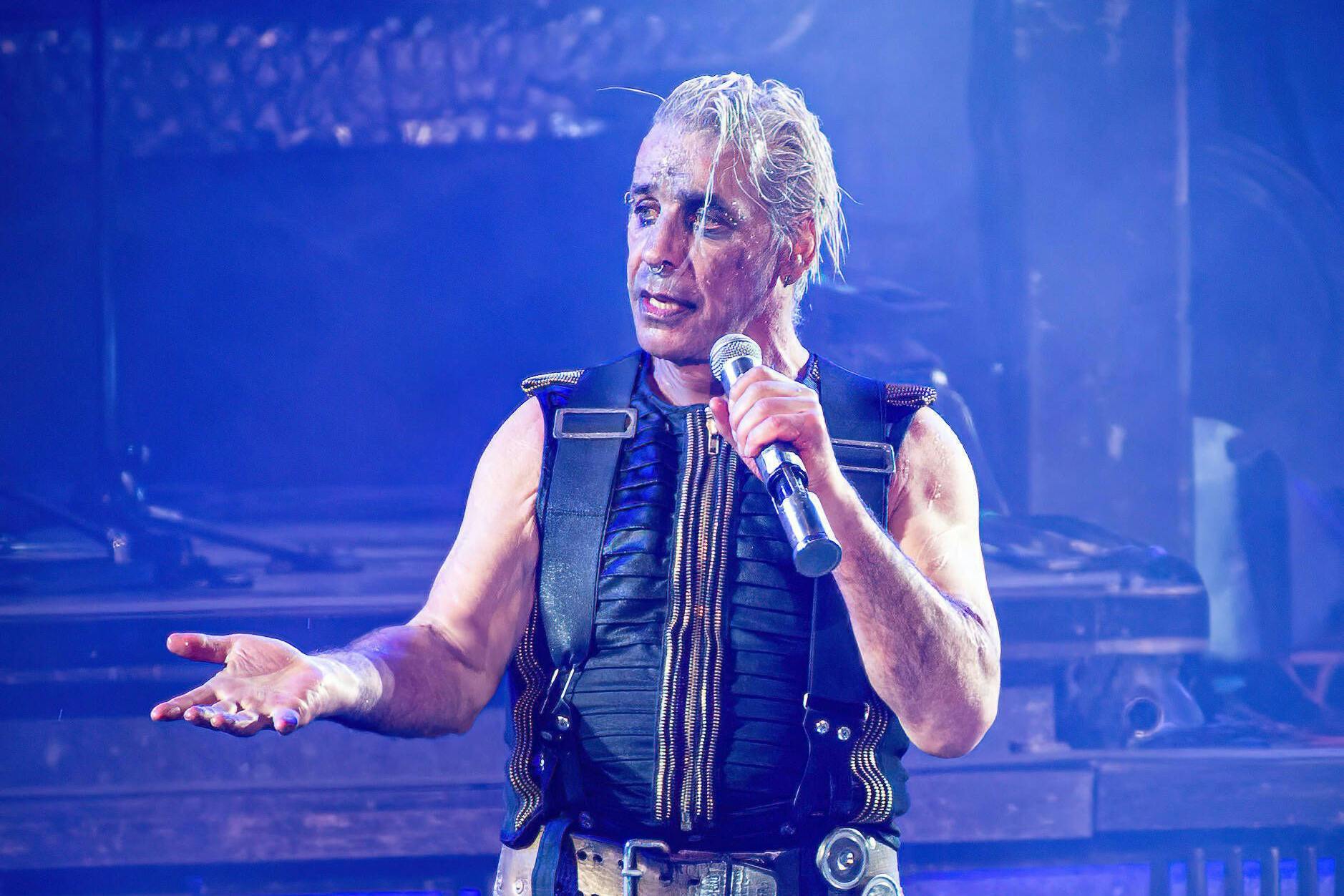Till Lindemann ist der Frontmann von Rammstein. Er macht nicht nur Musik, sondern hat auch mehrere Gedicht-Bände auf den Markt gebracht.