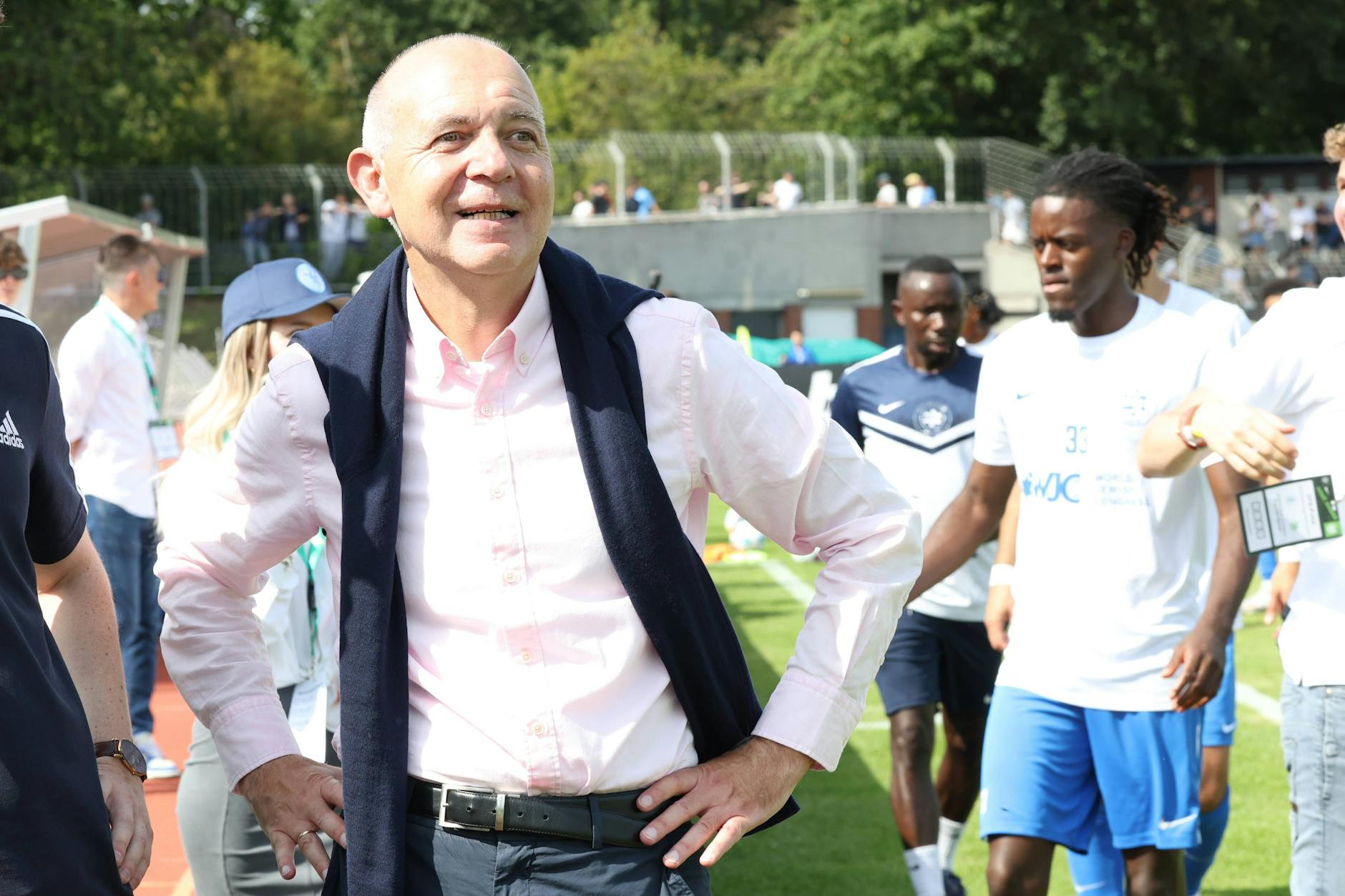 DFB-Präsident Bernd Neuendorf gibt sich im Mommsenstadion die Ehre.