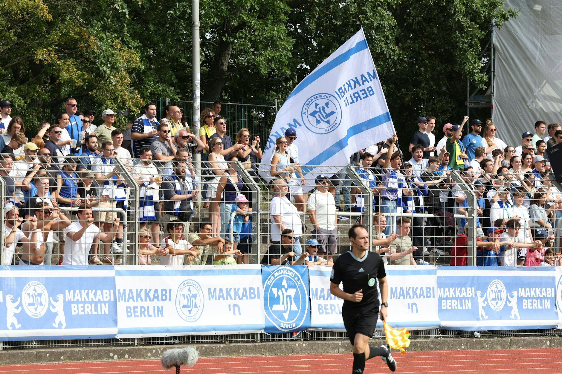 Endlich mal wieder Leben im Mommsenstadion: die Anhänger von TuS Makkabi Berlin