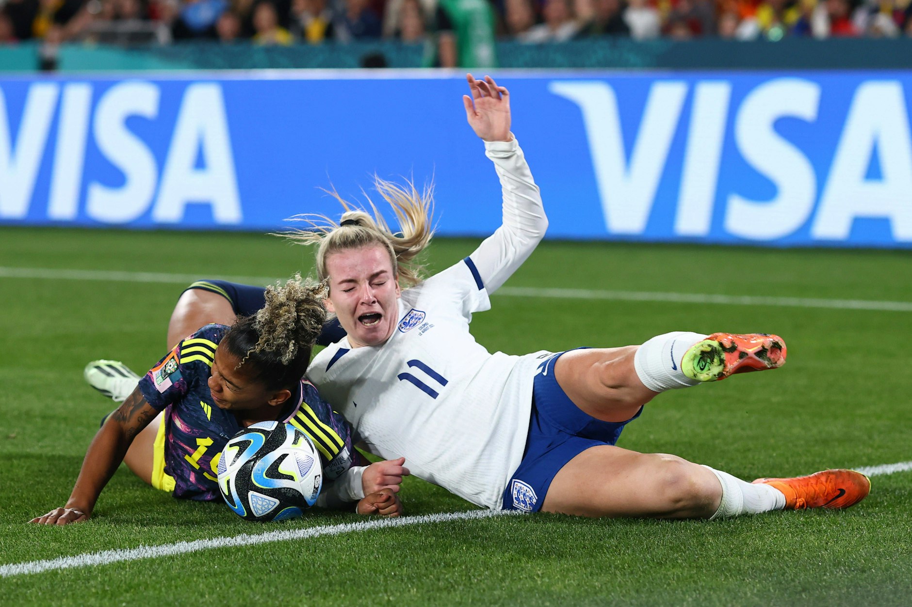 Das Viertelfinale gegen Kolumbien war für Lauren Hemp (r.) und die englischen Fußballerinnen ein Abnutzungskampf.