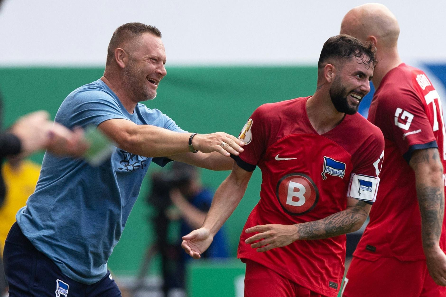 So sieht Freude aus! Herthas Trainer Pal Dardai und Doppeltorschütze Marco Richter feiern den 5:0-Pokalsieg beim FC Carl-Zeiss Jena.