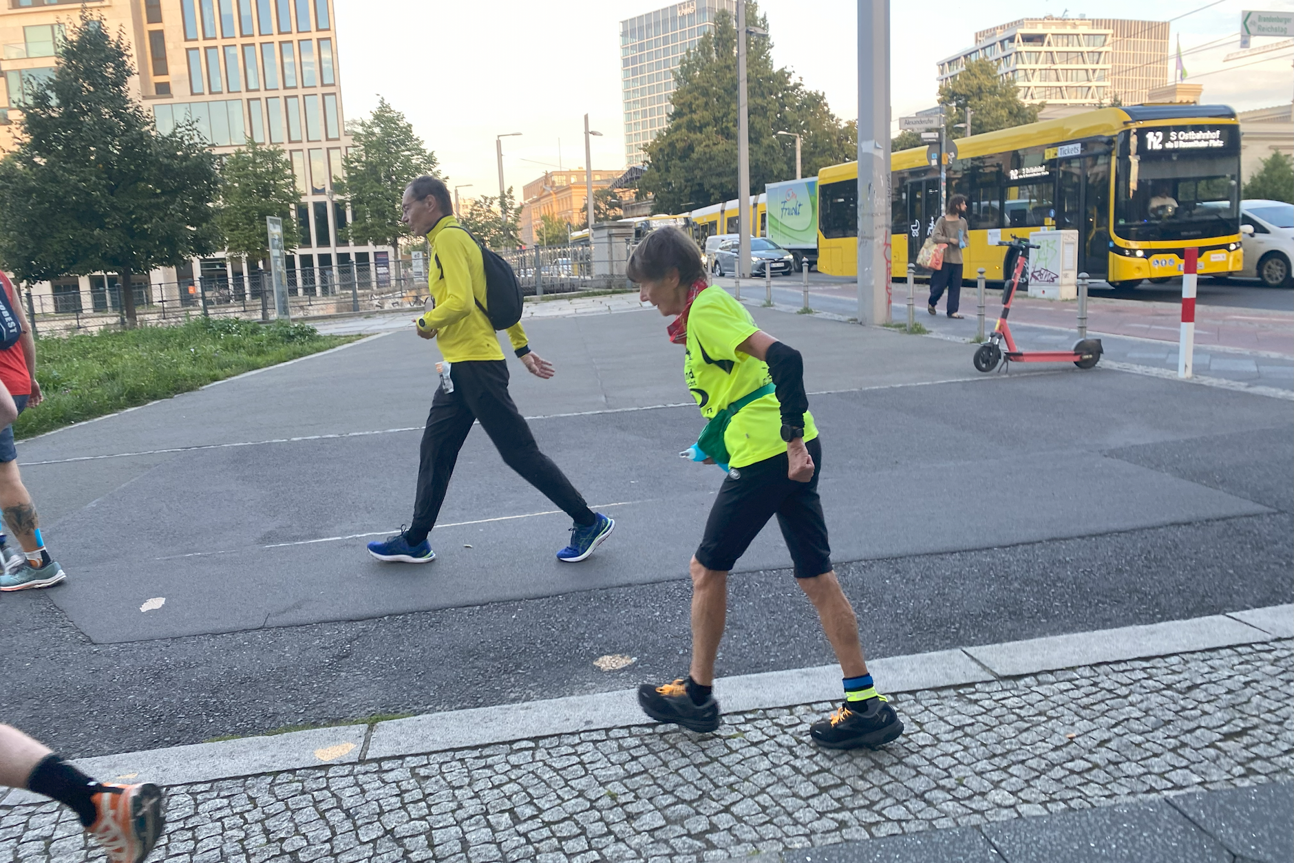 Sigrid Eichner läuft nach vorne gebückt, den Blick auf den Boden gerichtet. 