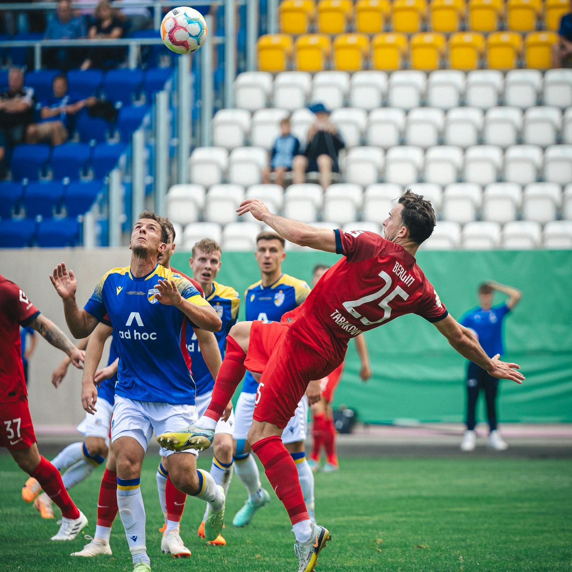 Abheben zum Traumtor! Herthas neuer Stürmer Hasir Tabakovic traf per Fallrückzieher zum 2:0. 