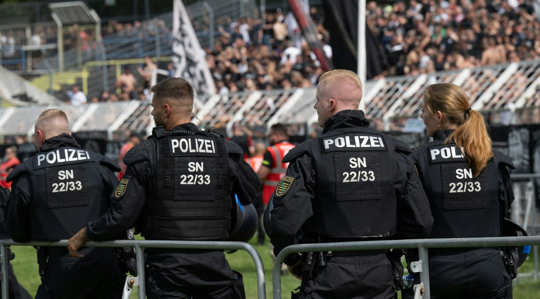Das Polizeiaufgebot im Bruno-Plache-Stadion ist groß.  