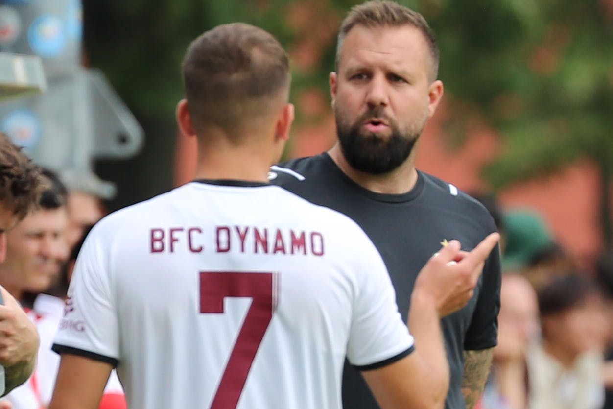 Wohl dem Regionalliga-Trainer, der wie Dynamos Heiner Backhaus (r.) einen Mann wie Tugay Uzan auf der Bank zum Nachlegen hat. 