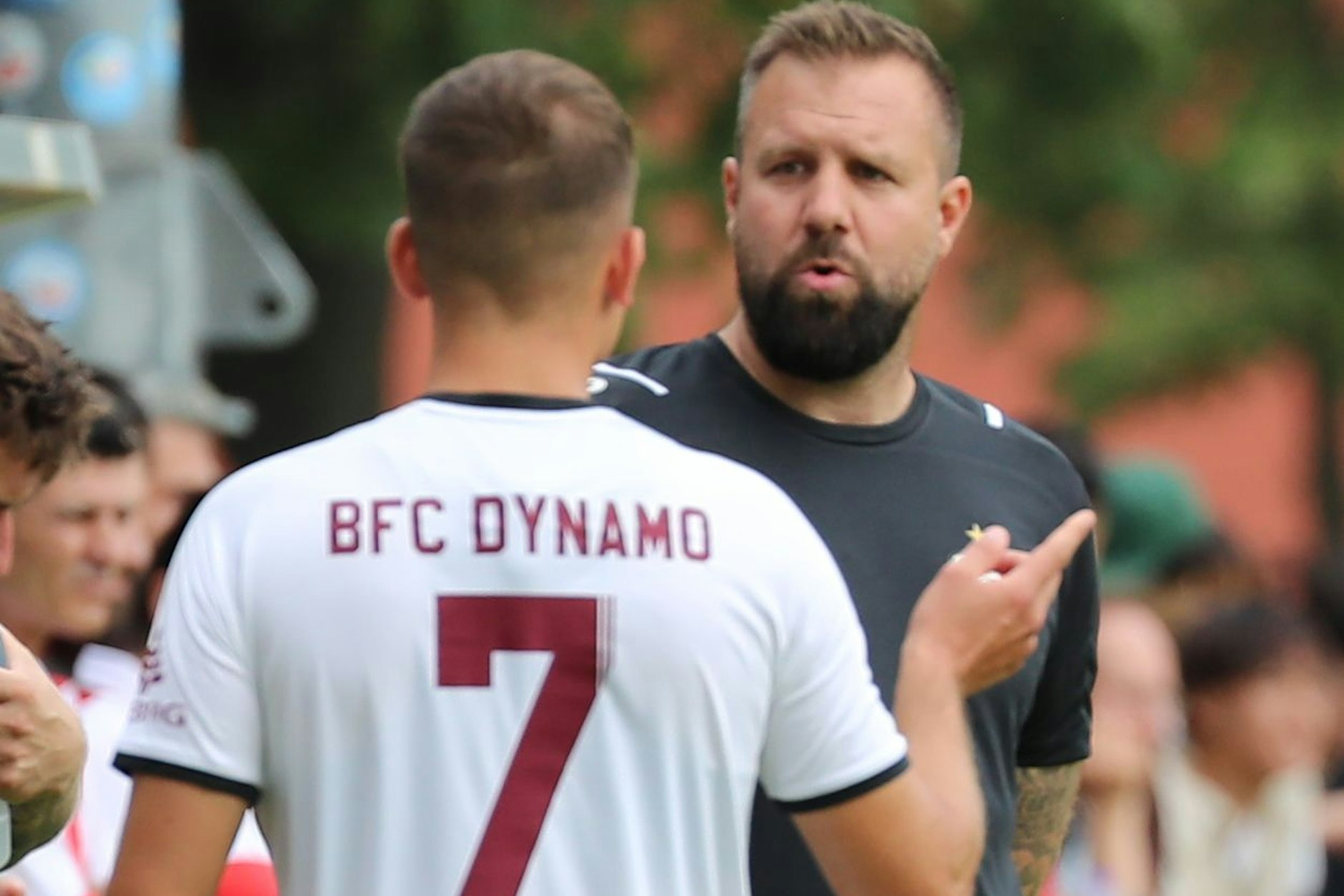 Wohl dem Regionalliga-Trainer, der wie Dynamos Heiner Backhaus (r.) einen Mann wie Tugay Uzan auf der Bank zum Nachlegen hat.&nbsp;