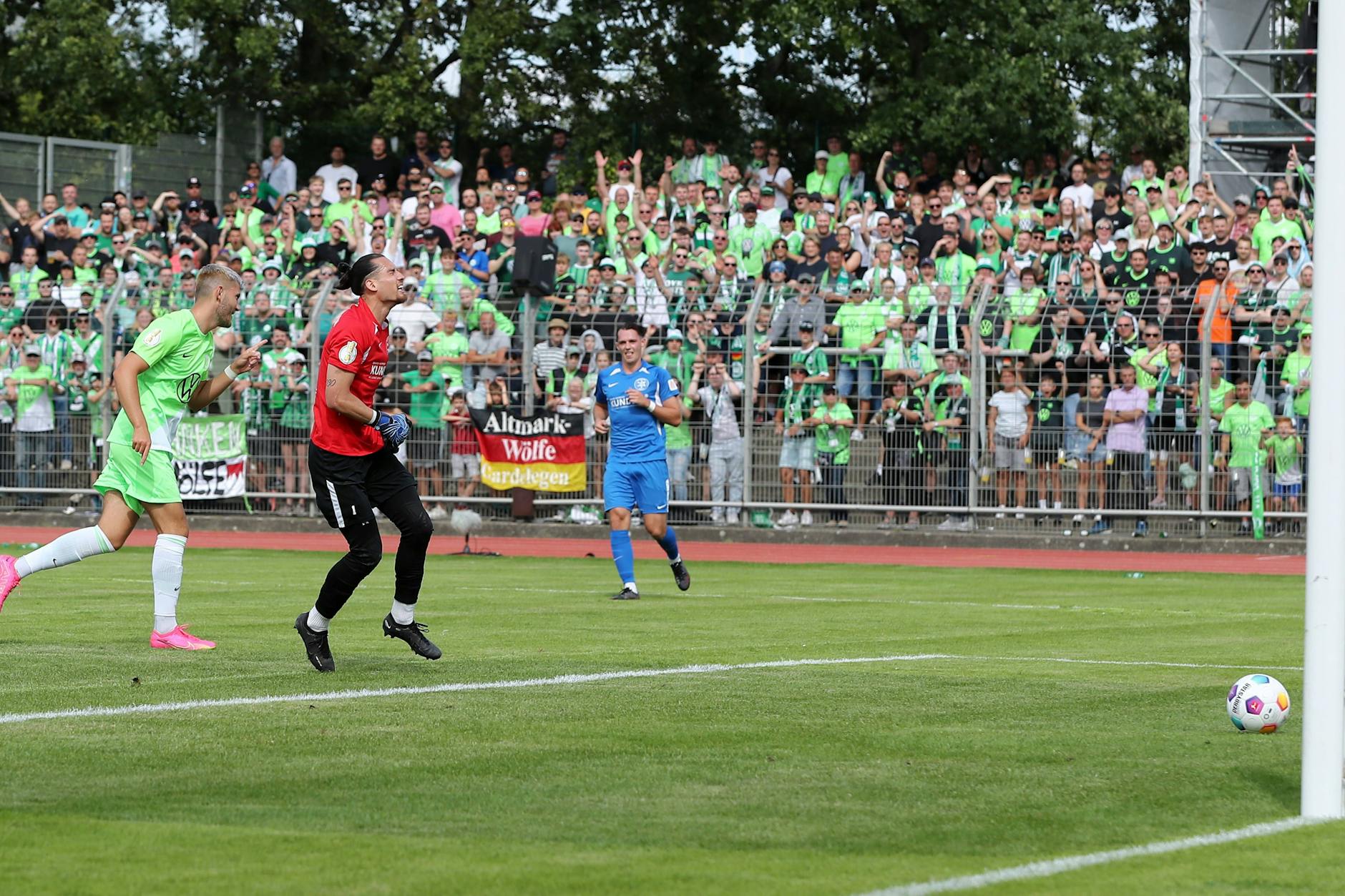 Makkabi-Keeper Krause patzt beim 0:2. Jonas Wind (l.) nimmt das Geschenk dankend an.