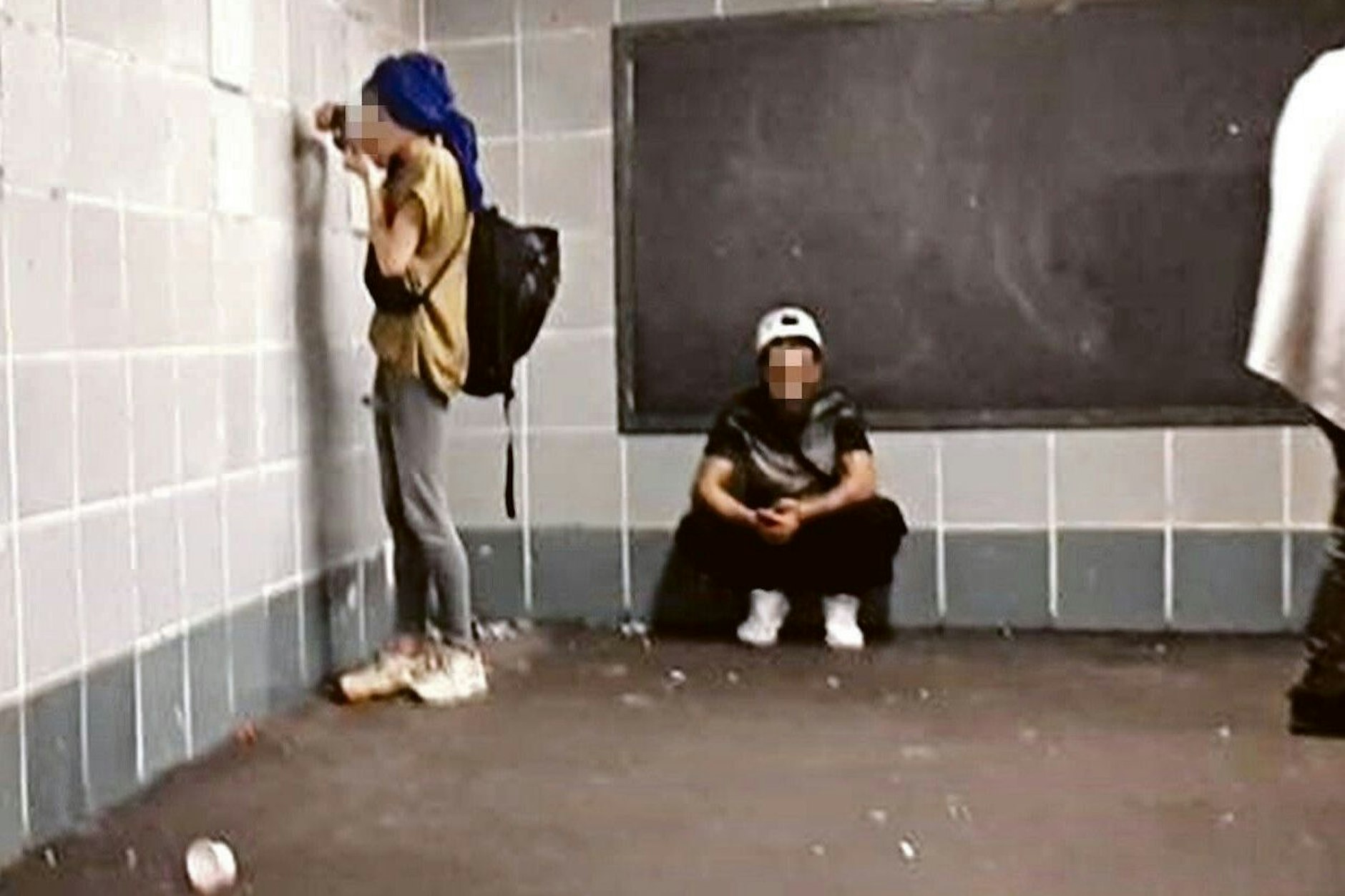 Zunehmenden Konsum von Heroin und Crack-Kokain in Berliner U-Bahnhöfen erleben Kinder täglich auf dem Weg zur Schule