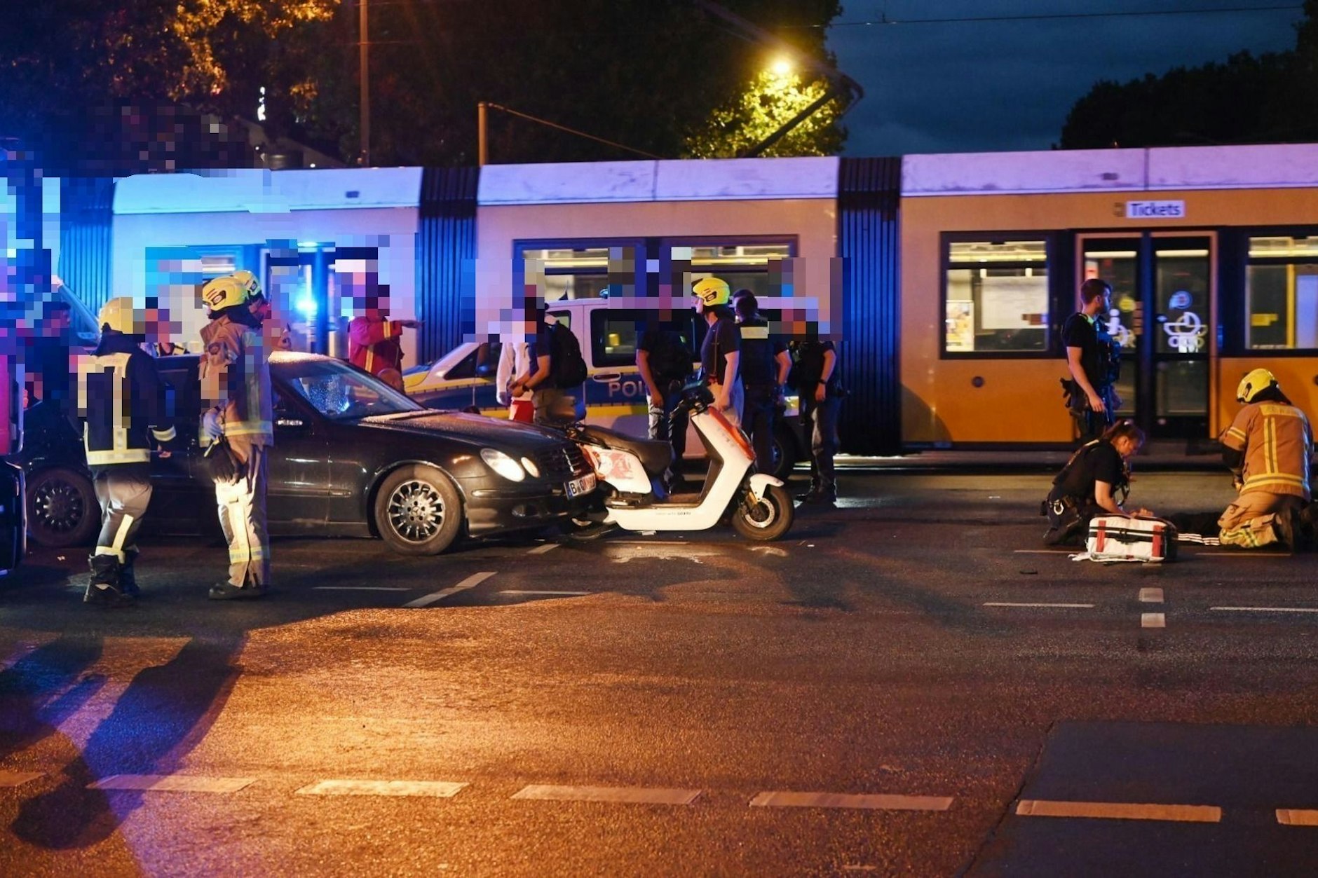 Der Aufprall war so heftig, dass der Roller im Auto stecken blieb.&nbsp;