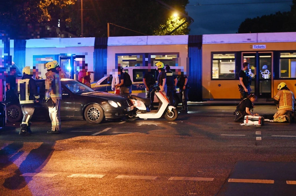 Prenzlauer Berg: Autofahrer fährt auf Roller auf – zwei Schwerverletzte