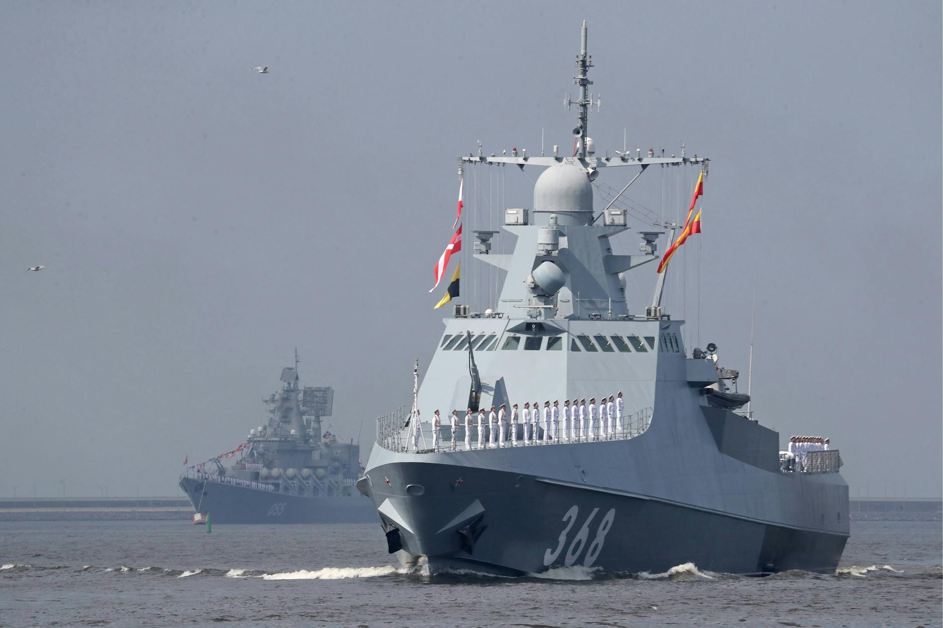 Der russische Kreuzer Marschall Ustinow (links) und das Patrouillenschiff Wassili Bykow während einer Militärparade auf der Reede von Kronstadt am Tag der russischen Marine.