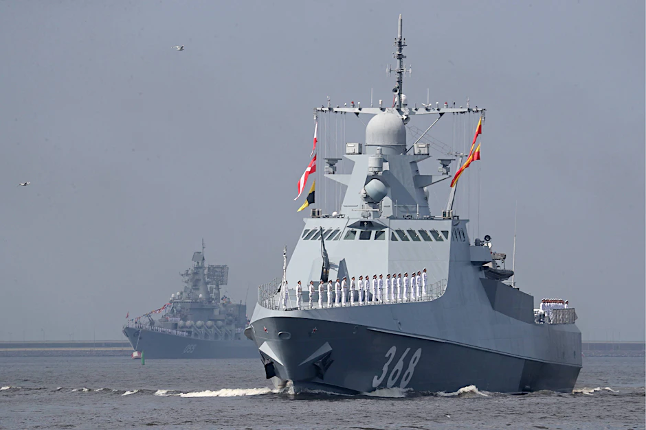 Der russische Kreuzer Marschall Ustinow (links) und das Patrouillenschiff Wassili Bykow während einer Militärparade auf der Reede von Kronstadt am Tag der russischen Marine.