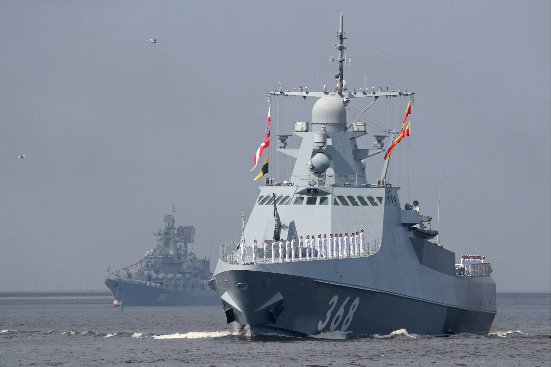 Der russische Kreuzer Marschall Ustinow (links) und das Patrouillenschiff Wassili Bykow während einer Militärparade auf der Reede von Kronstadt am Tag der russischen Marine.