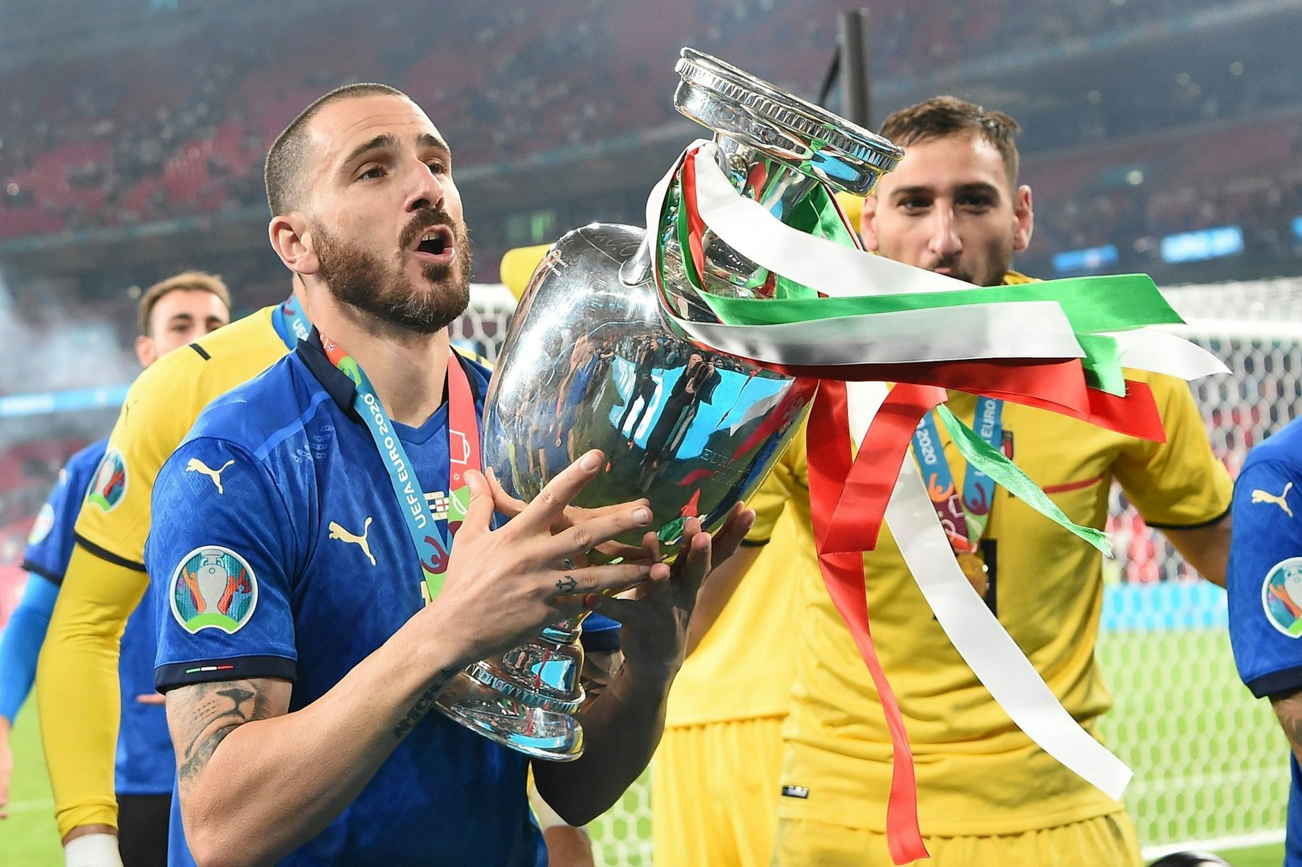 Leonardo Bonucci (l.) wurde vor zwei Jahren mit Italien Europameister. Im Finale traf er gegen England zum wichtigen Ausgleich.
