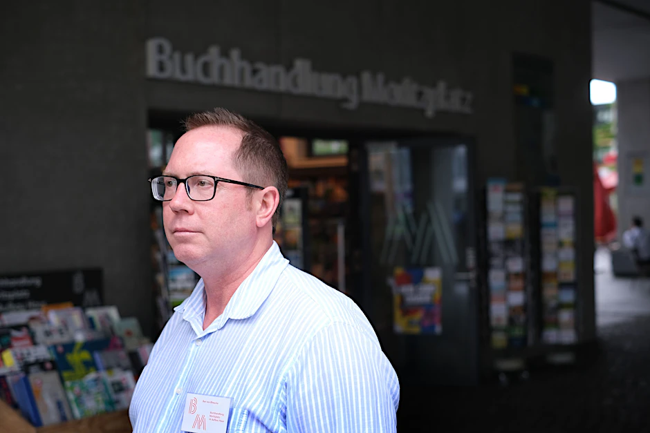 Der Buchhändler Ben von Rimscha vor seinem Geschäft am Moritzplatz.