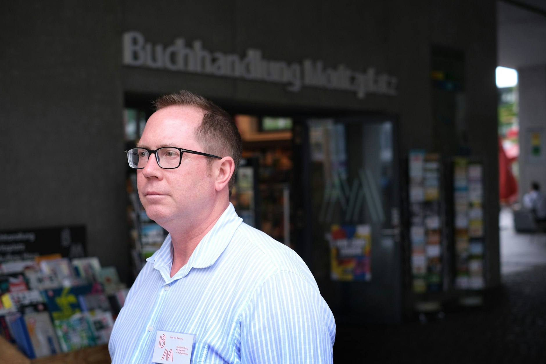 Der Buchhändler Ben von Rimscha vor seinem Geschäft am Moritzplatz.