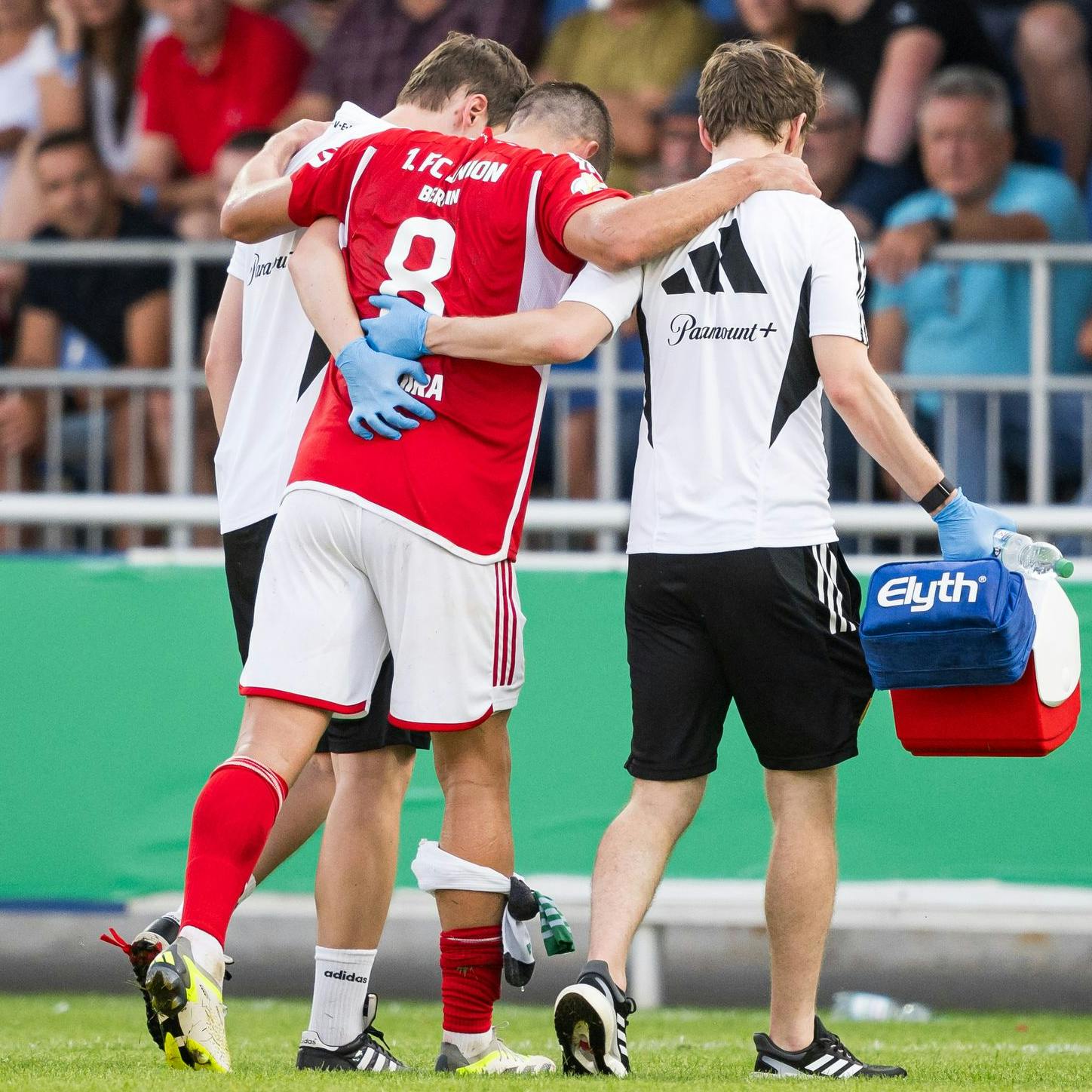 Bitter: Rani Khedira muss in Walldorf vom Platz geführt werden. Die rechte Wade ist bandagiert.