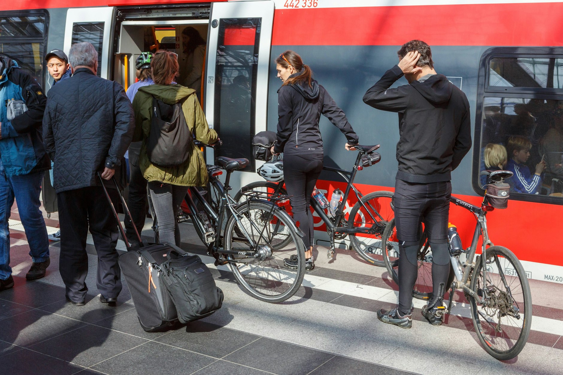 Radfahrer steigen im Berliner Hauptbahnhof in einen Regionalzug der DB ein. Vor allem am Wochenende sind die Kapazitäten oft bald erschöpft.