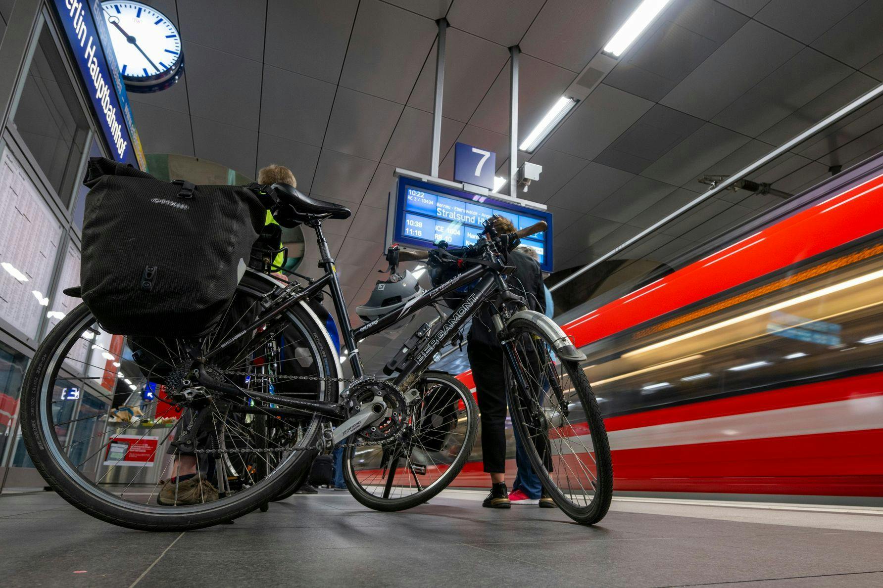 Startklar für die Reise im Regionalexpress: Szene im Berliner Hauptbahnhof