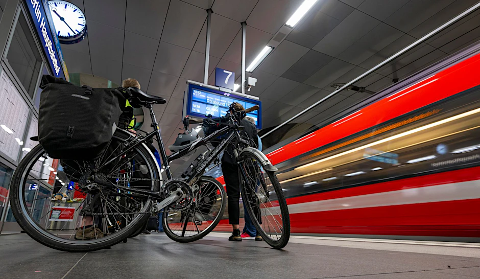 Startklar für die Reise im Regionalexpress: Szene im Berliner Hauptbahnhof