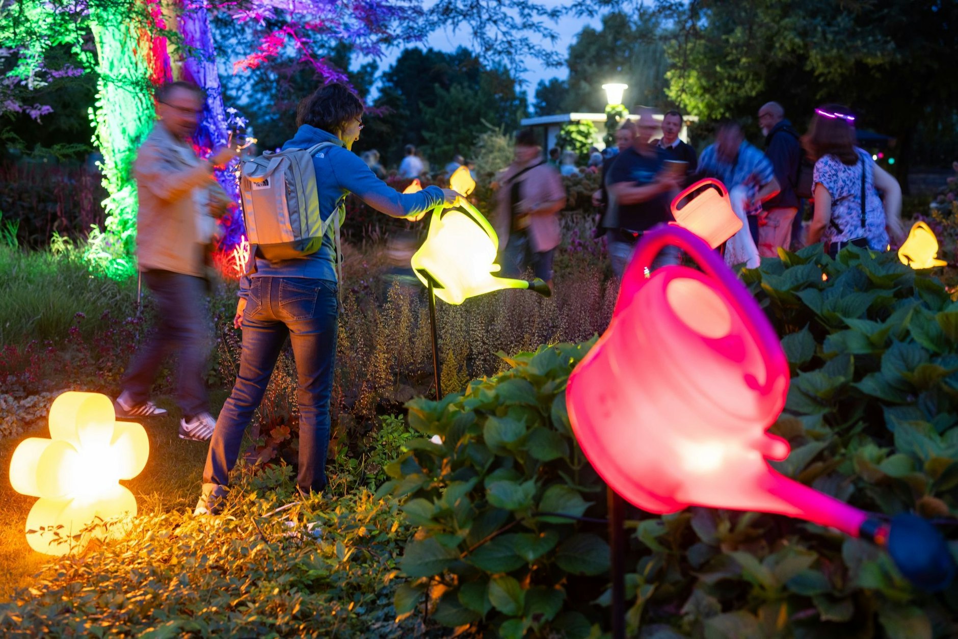 Zahlreiche Lichtobjekte und fantasievolle Illuminationen lassen die Besucher des egaparks in Erfurt in eine magische Welt eintauchen.  