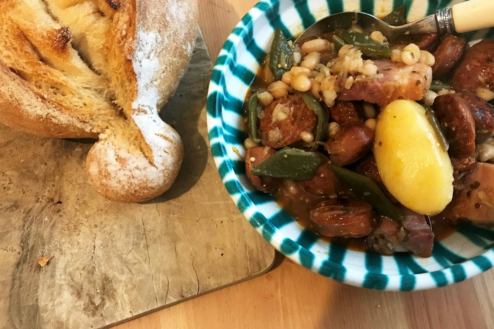 Schnell ein paar Sachen in den Topf schmeißen und schon entsteht ein leckerer Eintopf – nach dem Willen eines KI-Bots auch gern mit einer speziellen Zutat. 