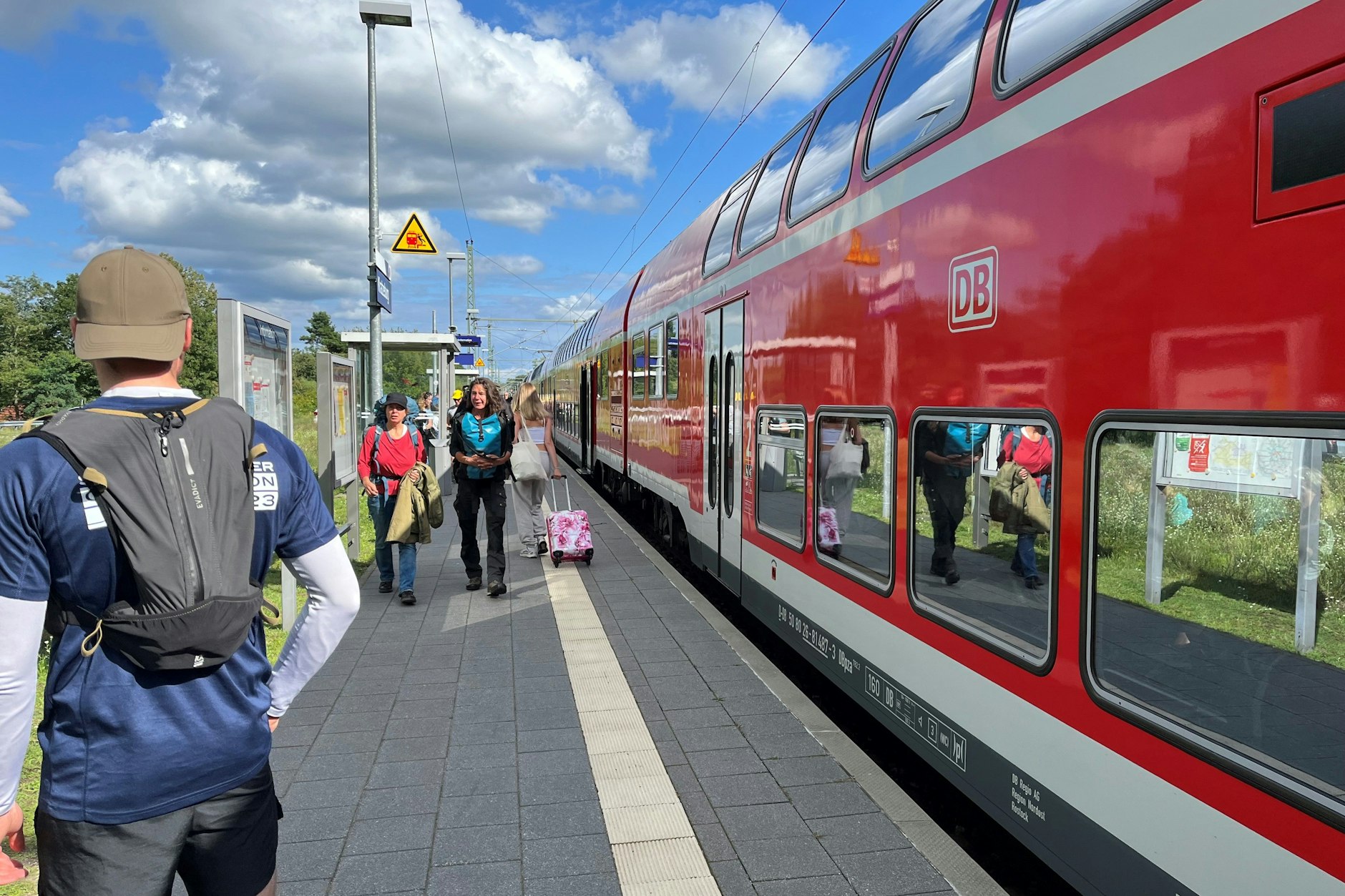 Einsteigen, bitte! Der Regionalexpresszug der Linie RE5 von Berlin nach Rostock hält in Kratzeburg im Müritz-Nationalpark. Auch auf dieser Strecke gilt das Deutschlandticket.