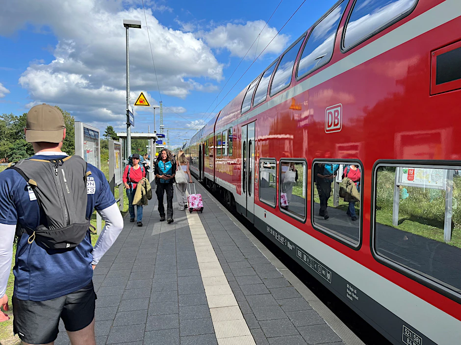 Beliebte Strecke: Ein Regionalexpresszug der Linie RE5 von Berlin nach Rostock hält in Kratzeburg im Müritz-Nationalpark. Rad- und Wanderwege sowie Kanurouten führen hier vorbei.